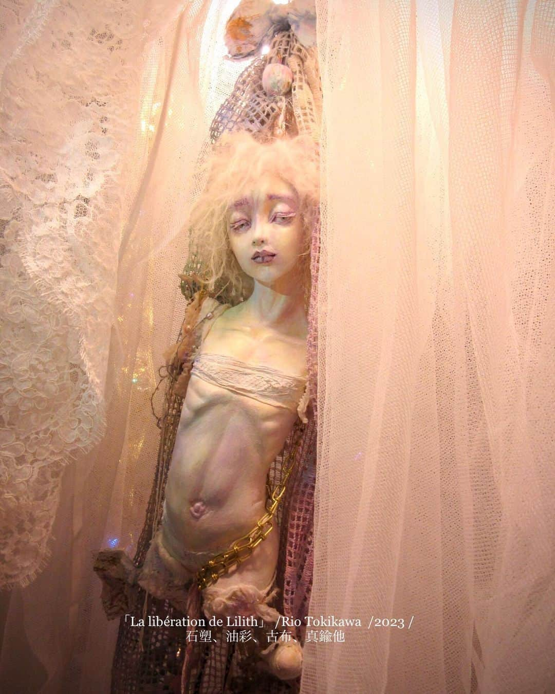 時川りおさんのインスタグラム写真 - (時川りおInstagram)「"La libération de Lilith" My new work for the next exhibition.  The theme of the doll is "Liberation" of Lilith, or those who are oppressed.  2023 95×25×15cm Stoneclay, oil, Antique Cloths,brass,etc…  【Exhibition】 Two weeks after Halloween A joint exhibition of doll ateliers will be held at Ondine, Higashi Koenji ,Tokyo🎃. The theme of the exhibition is "Paradise" and it will be held jointly with Ryu Kimura's atelier. Please come and visit us! ✨  Paradise -Paraiso Atelier Kajuen and Iogiikoku Tenshi Shokai Joint atelier Exhibition 10/31(Tue) - 11/12(Sun)  18:00~23:00 (Sat & Sun 14~23:00) Closed on Mon.  †††††††††††  教室展にて新作人形「La libération de Lilith」 を展示させていただきます。  アダムを棄て自ら楽園を去り、魔女と呼ばれるようになったリリスの、或いは虐げられて来た者たちの「解放」がテーマです。  2023年作 95×25×15cm 石塑、油彩、古布、真鍮他  「楽園～ぱらいそ～」 Gallery Cafe&Bar オンディーヌ 10/31(火)～11/12(日)  火～金　18～23時　 土日祝　14～23時　月曜休  #gallery #ギャラリー　#美術　#artgallery #japanartgallery #artdoll #球体関節人形 #bjd #ドール　#originaldoll #展覧会情報 #美術展 #人形　#sculpture #newcontemporaryart #artbjd #fantasyart #riotokikawa」10月24日 19時11分 - riotokikawa_doll