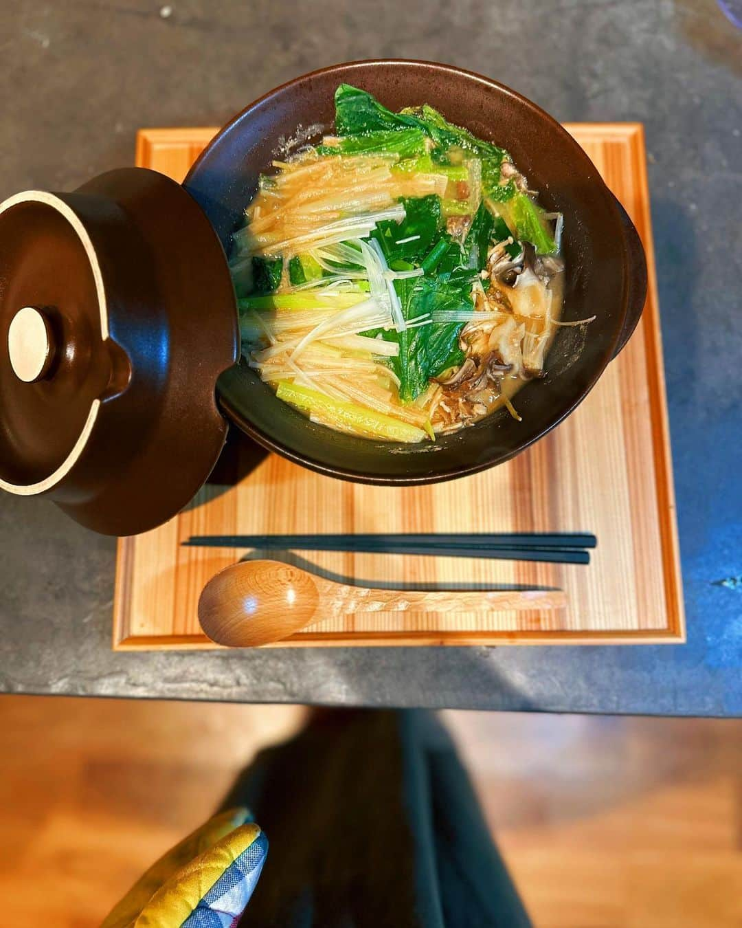 忍舞のインスタグラム：「1人飯。  麺好き。 辛いもの好き。  でも 罪悪感やだ。  なので @zenb_japan のラーメンで ラー油とブラックペッパーで辛くして野菜たっぷりのせて。 ビール🍺と。  最高。  #グルテンフリーラーメン #zenb #罪悪感ゼロ」