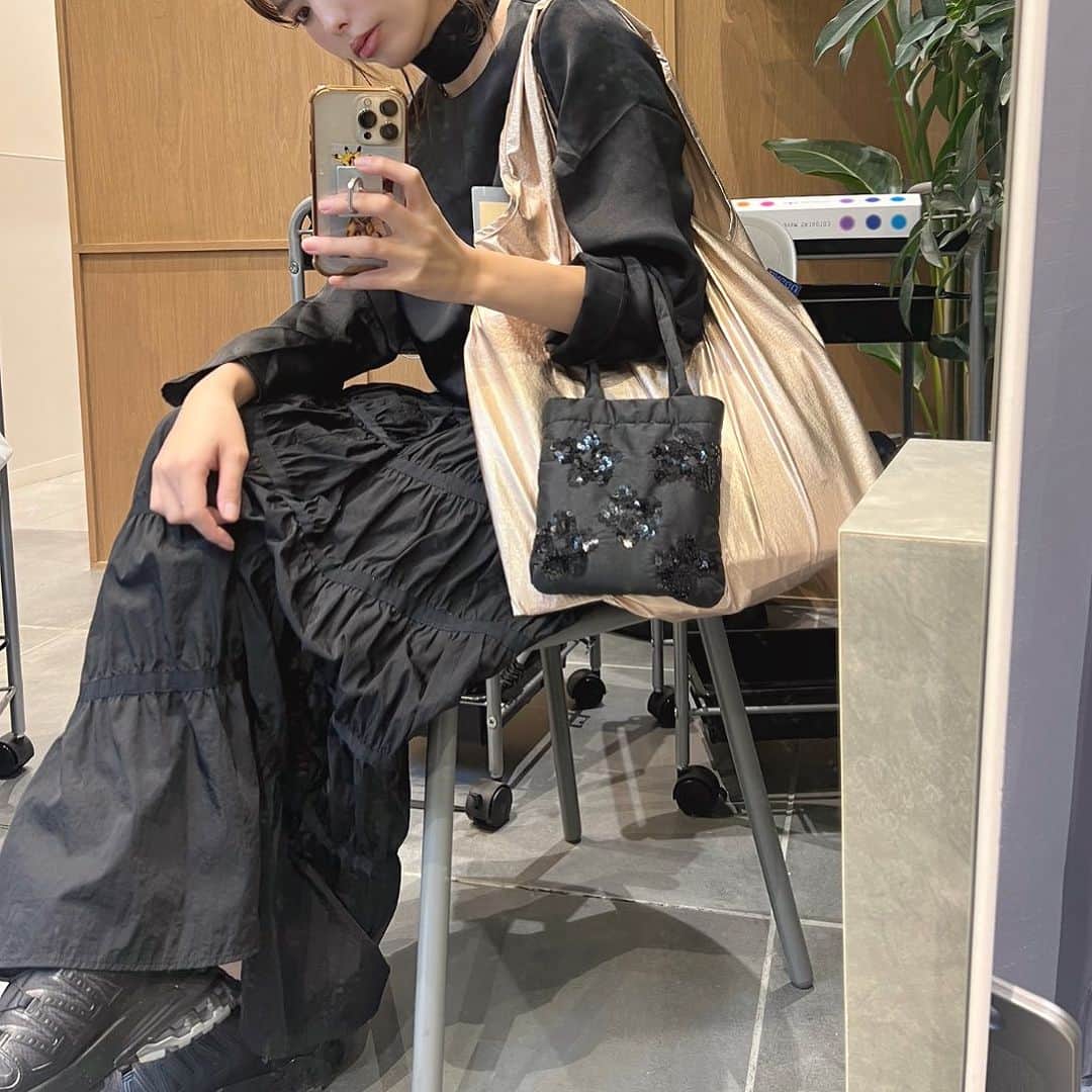 古賀美紀のインスタグラム：「新しいお店での準備✂︎♡ 第2の美容師人生ワクワクです🤲🏻💕  flower bag: @editforlulu_official   【schedule】 1日(水) 14:30/16:00  2日(木) 15:00  5日(日) 15:30  7日(火)以降も 埋まり始めてるの早めの ご予約オススメです♡  ※バングカット、バングカット顔まわり単品メニューは DMからのご予約になります✂︎  ※希望のお日にち時間帯、フルネーム、お電話番号記入📝」