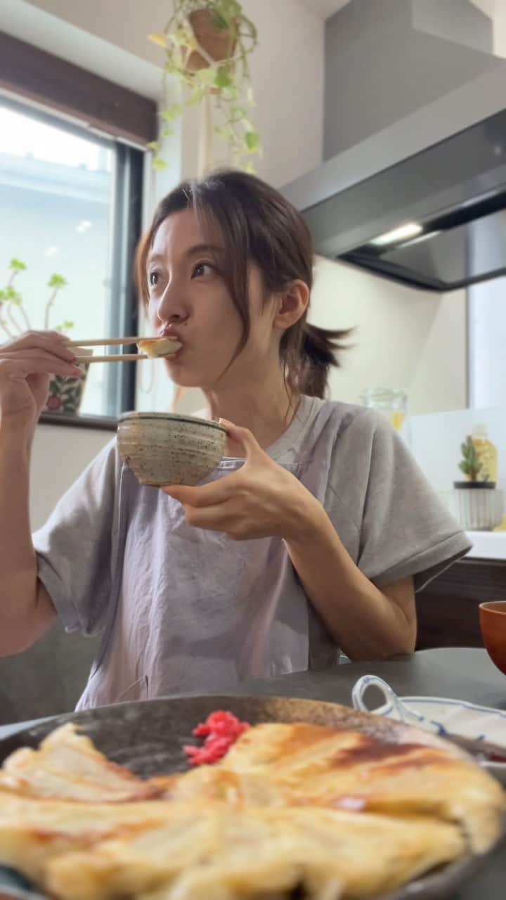橋本聖子のインスタグラム：「東海地方で1日に2万個以上売れている餃子🥟✨  今回は、東海地方に拡大しているチェーン店の〝餃子あじへい〟をご紹介🤍  餃子好き必見です！！！  ポイント 🌟 自家製100%旨みたっぷりの肉汁厳選素材使用 🌟お肉は味平独自の黄金比率でブレンド 🌟有名メーカーのブランド小麦を使用している薄皮  皮が餅ッ、パリッと。紅生姜とつけだれも最高…！まぁ、ご飯が進む進む！（笑）  気になる方は、日本の「良いモノ」を集めた食品通販サイト「Hinoichi」で買えるよ🍴  どの県からでも全国の美味しいものが通販で頼めるって嬉しいね。食欲の秋なので、お家で全国の美味しいものをチェックしてみてください🍽  #PR #あじへい餃子 #Hinoichiあじへい餃子 #Hinoichi #餃子」