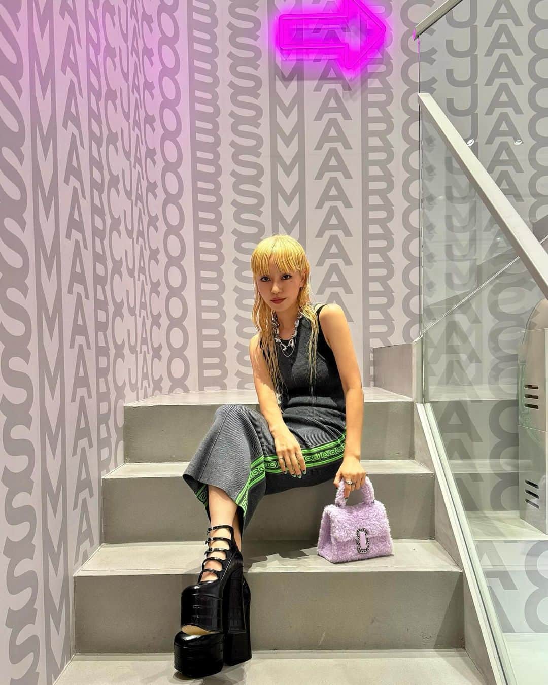 PELIのインスタグラム：「MARC JACOBS FALL'23 表参道店にてDJでした🎀 ぷくぷくネックレスと おくつーーー😍😍😍😍  @marcjacobs  @marcjacobsjapan  #marcjacobs」