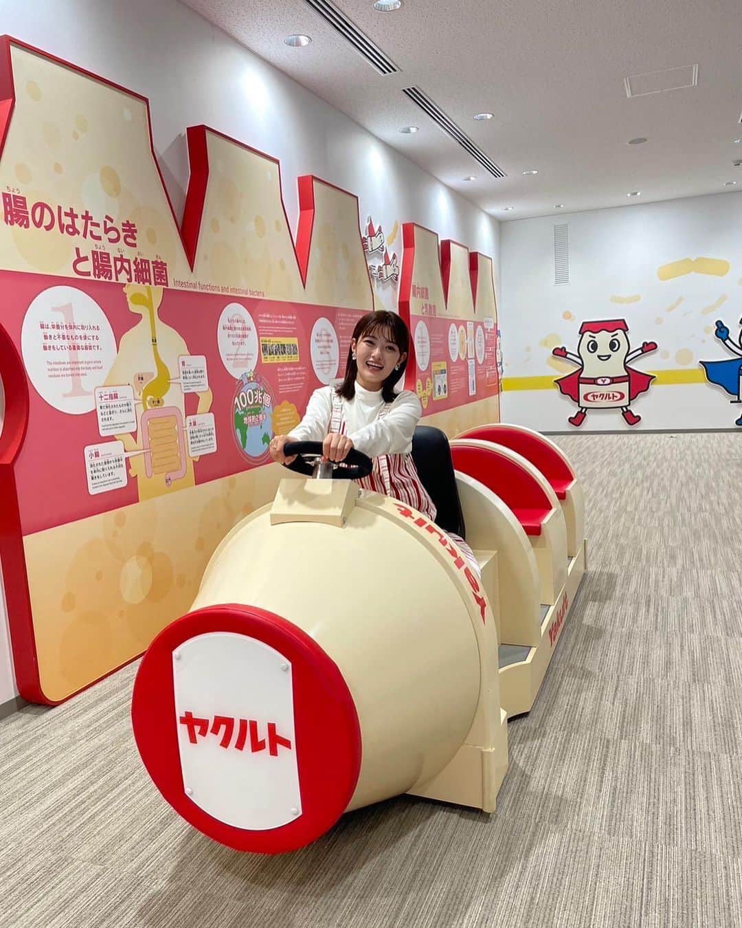 井上咲楽のインスタグラム：「ヤクルト岡山工場へ見学に行ってきました！ ミルミルにどハマりして毎日飲んでいるので、工場に行けたのがとっても嬉しかったです。  世界のヤクルトを知ったり、とても近い距離で工場見学ができたり、うわさのガラクトオリゴ糖について勉強をしたり！知れば知るほど、大切に飲もうと思いました😆記事の方もぜひ読んでください  Tシャツは手芸得意なマネージャーさんが刺繍してくれた「ミルミルTシャツ」」