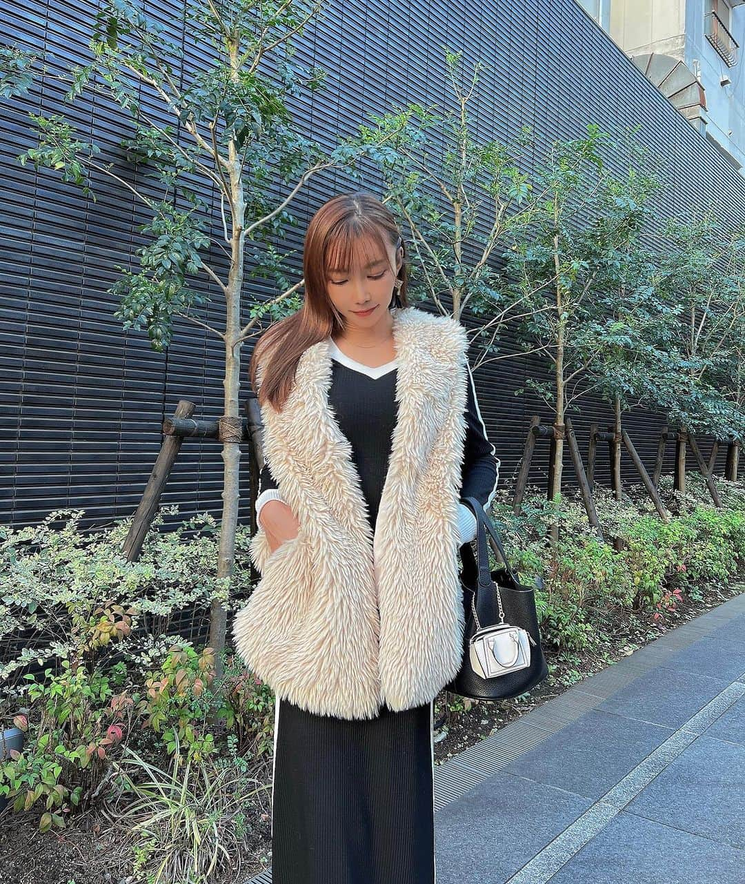 石関いづみのインスタグラム：「Fluffy  𓂃 ໒꒱· ﾟ  大分秋らしくなってお洋服も衣替え🍂  この日はカジュアルコーデに ファーベストをプラスしたよ☺︎  モコモコ素材大好き♡  @shein_japan  ワンピース  ID …12280519 ファーベストコート ID… 23144425 スニーカー ID …16474480  152㎝ XS着用  お得な𝑺𝑯𝑬𝑰𝑵クーポン使ってね🛒 →【 izumin 】 1円〜5,999円まで15%OFF 6,000円以上20%OFF  ⭐︎試すたび好きが見つかる。 　　　　届くたび好きが増えてく⭐︎ ． ． #いづみんコーデ #ファーベストコート #モコモコベスト #もこもこコーデ #SHEIN #SHEINforAlI #PR #SHEIN1111Sale #SHEINGoodFinds #saveinstvle #SHEINhome #SHEINappliances #loveshein #DazyHyunA」