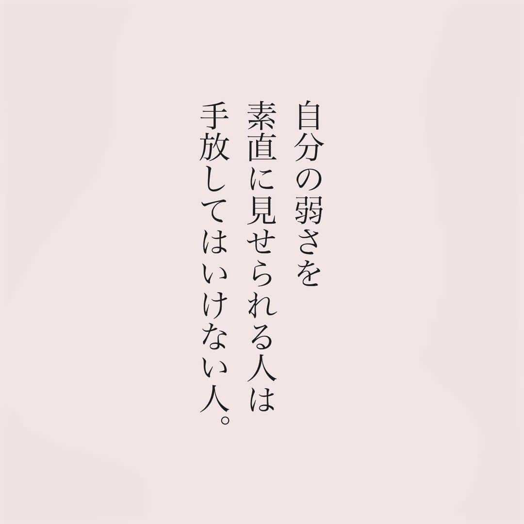 カフカさんのインスタグラム写真 - (カフカInstagram)「.  手放してはいけない人。  #言葉#ことば#言葉の力 #前向き#気持ち#心　 #幸せ#悩み#不安#人間関係#生き方 #考え方#自分磨き#人生 #頑張る #大切 #幸せ #大事 #成長 #日常 #生活  #日々#毎日#エッセイ#自己成長#自分らしさ #あなたへのメッセージ」10月24日 19時15分 - kafuka022