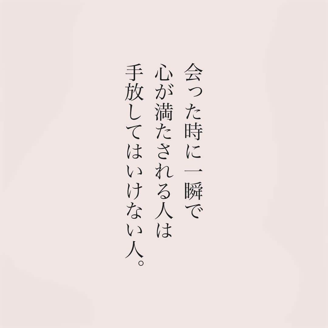 カフカさんのインスタグラム写真 - (カフカInstagram)「.  手放してはいけない人。  #言葉#ことば#言葉の力 #前向き#気持ち#心　 #幸せ#悩み#不安#人間関係#生き方 #考え方#自分磨き#人生 #頑張る #大切 #幸せ #大事 #成長 #日常 #生活  #日々#毎日#エッセイ#自己成長#自分らしさ #あなたへのメッセージ」10月24日 19時15分 - kafuka022