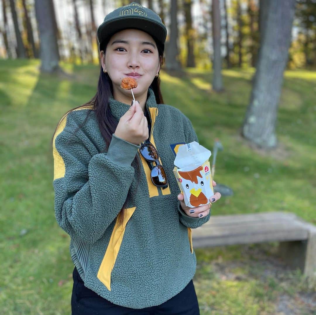 奥山春香のインスタグラム：「旦那とアディクロお揃いで着ました🦕 もこもこだけどスイングのとき気にならなくてとっても動きやすかった🌤️💛⛳️  ひさびさに空振りした😇」