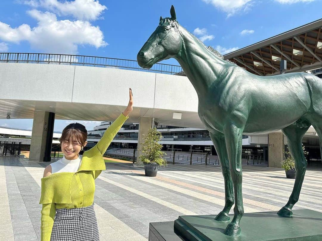 益田恵梨菜さんのインスタグラム写真 - (益田恵梨菜Instagram)「. 2度目の京都競馬場で 散策？出来たのは初めてだったから 色んなところで写真撮ったの〜🐎 いくつかに分けてアップしていくねん♪ . 3枚目は眩しさに負けてる私です☀️笑 . #うま活 #競馬 #京都競馬場 #まずは #コントレイル像と」10月24日 19時18分 - erina_msd