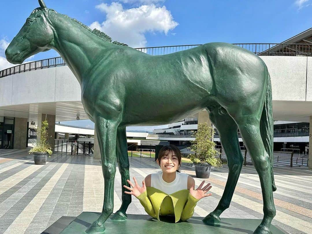 益田恵梨菜さんのインスタグラム写真 - (益田恵梨菜Instagram)「. 2度目の京都競馬場で 散策？出来たのは初めてだったから 色んなところで写真撮ったの〜🐎 いくつかに分けてアップしていくねん♪ . 3枚目は眩しさに負けてる私です☀️笑 . #うま活 #競馬 #京都競馬場 #まずは #コントレイル像と」10月24日 19時18分 - erina_msd