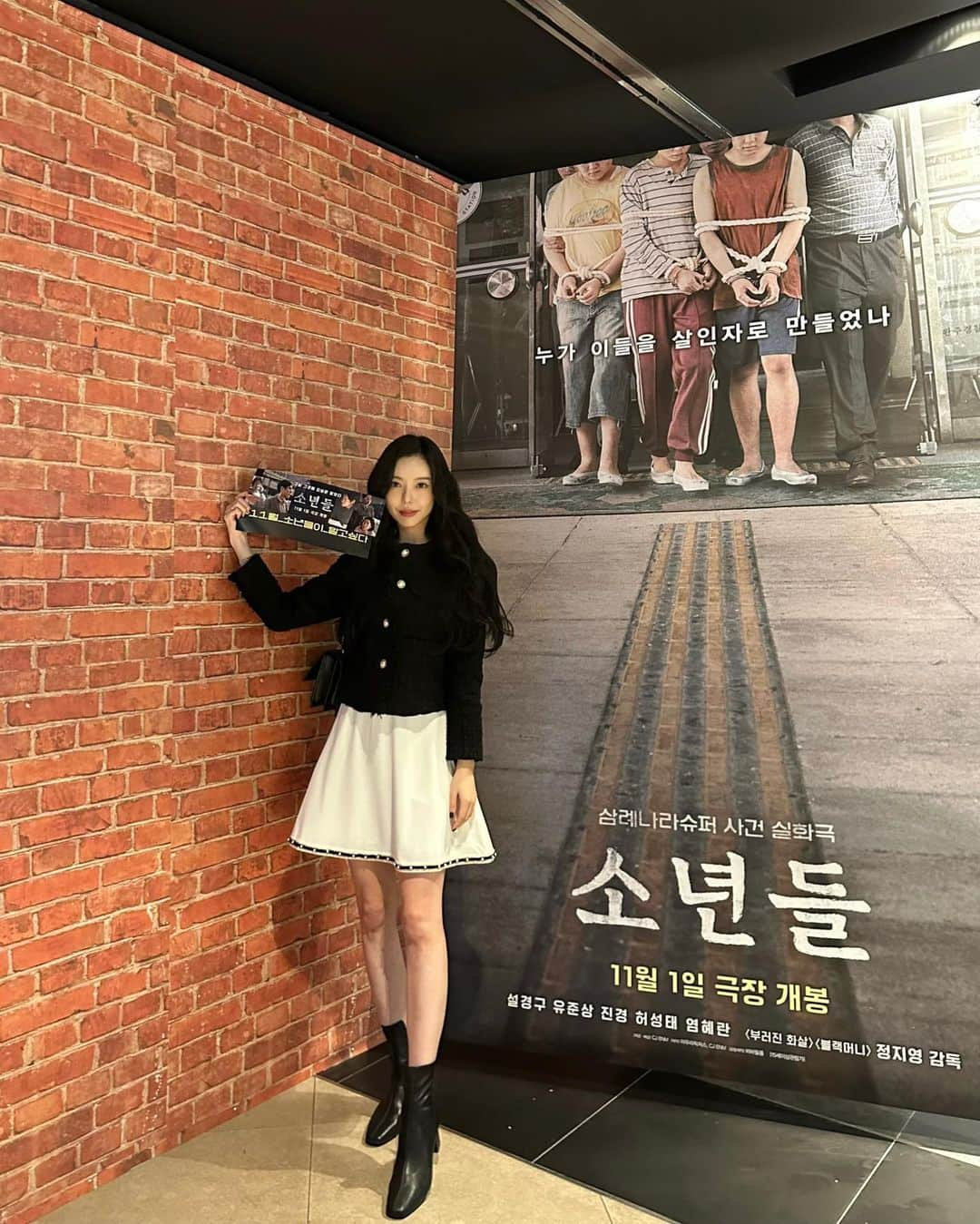 セリ さんのインスタグラム写真 - (セリ Instagram)「#광고 @cjenmmovie  영화 <소년들> 은 지방 소읍의 한 슈퍼에서 발생한 강도치사사건의 범인으로 지목된 소년들과 사건의 재수사에 나선 형사, 그리고 그들을 둘러싼 사람들의 이야기를 담은 삼례나라슈퍼사건 실화극 작품  보는 내내 뜨겁고 통쾌한 감정이 올라오면서 몰입감 엄청났어요 마지막 장면에서 찡해지면서 울음 참아따요.. 🥹 소년들 영화 추천합니다 여러분 🎬    영화 개봉 정보       - 개봉일 : 23년 11월 1일       - 출연진 : 설경구, 유준상, 진경, 허성태, 염혜란  #영화 #영화리뷰 #영화추천 #사건실화극 #소년들 #11월1일극장대개봉 #11월_소년들이_알고싶다 #설경구 #유준상 #허성태」10月24日 19時20分 - shabet_serri