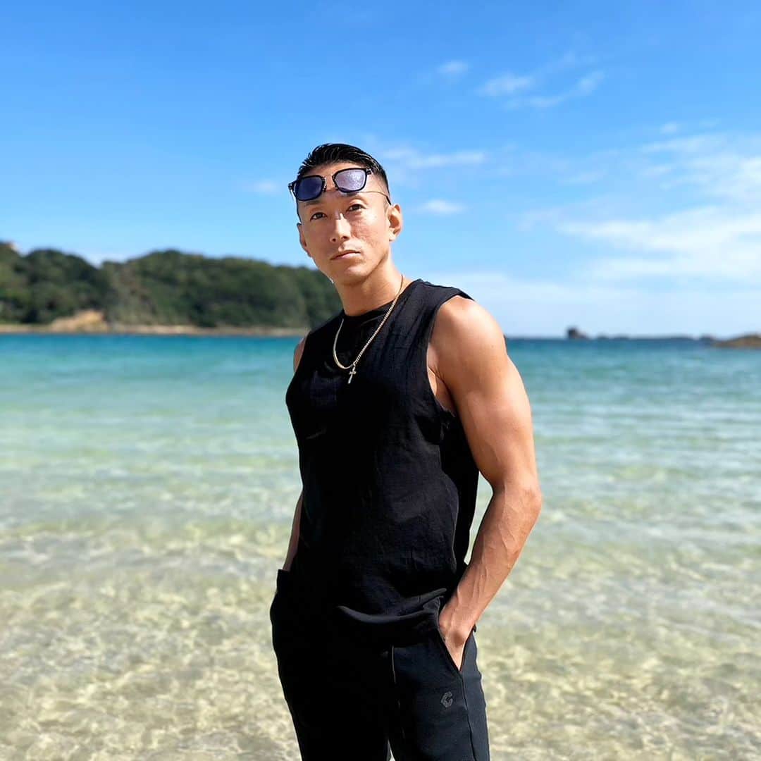 黒石高大のインスタグラム：「ぼーっと海辺で１日中ビール飲んでたい 今週の日曜は福岡だから なんか頑張れる 季節の変わり目なのでご自愛ください」