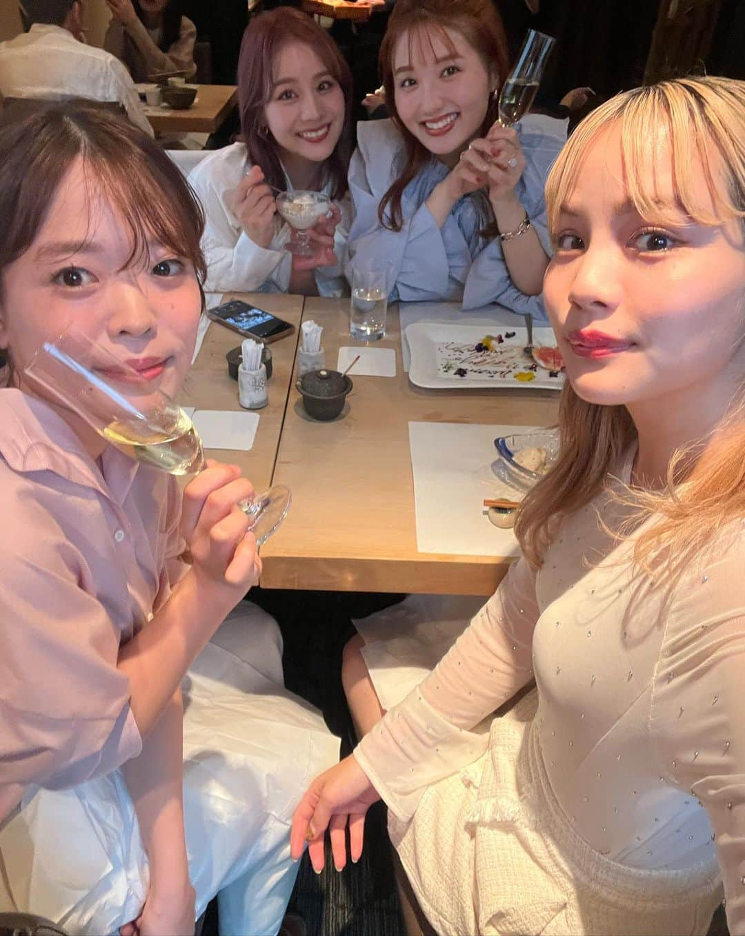 安中亜美さんのインスタグラム写真 - (安中亜美Instagram)「ㅤㅤㅤㅤㅤㅤㅤㅤㅤㅤㅤㅤㅤ 友達の誕生日会の日のコーディネート🎂 毎年友達の誕生日は、ちょっといいレストランに行って ちょっと豪華なランチを食べると決めている🥹✨  この日は天ぷらのコース🍤 昔はフレンチとかイタリアン多かったけど 最近もっぱら和食が多めな私たち🤣  子供産まれてからは、そういう時間がより大切に感じる。 いつも付き合ってくれる周りのみんなに感謝です💕  この日もランチから夜まで永遠に喋り倒して 楽しすぎて時間があっという間やった😳❣️ ちなみに、夜は我が家でたこ焼きパーティでした🐙 みんな来てくれて紬生も嬉しそうやった🥰  #ランチ#誕生日会#友達バースデー#バースデーコーデ#コーディネート #誕生日コーデ」10月24日 19時32分 - amitwinsworld