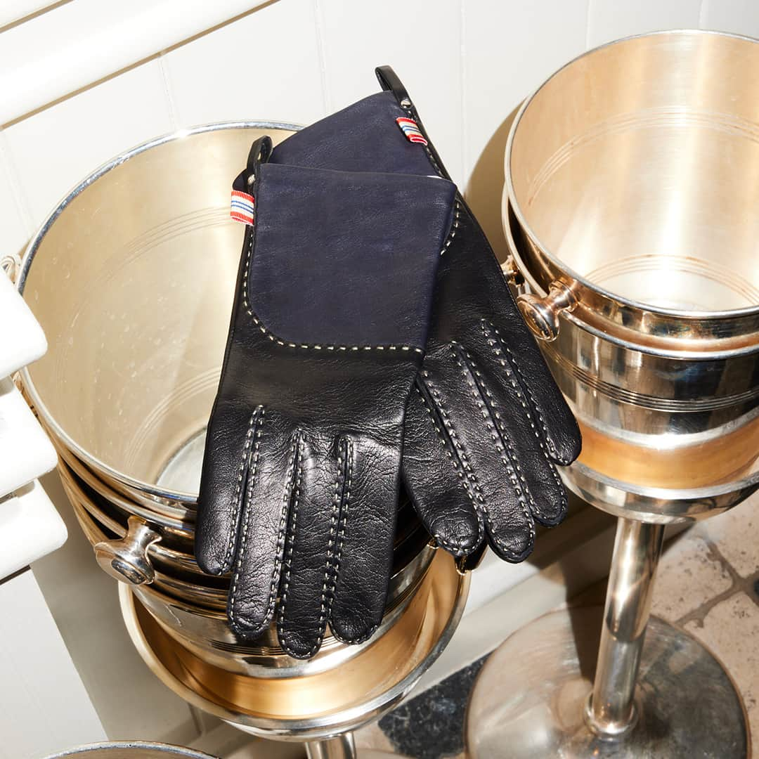 イネスドゥラフレサンジュのインスタグラム：「Nouveauté accessoires Les gants Yael en cuir d'agneau et doublure intérieure en alpaga, pour un automne tout en douceur. - New accessory: lambskin leather gloves with alpaca inner lining, for an exceptionally smooth autumn.  @hotelchateauvoltaire  #inesdelafressange #inesdelafressangeparis #fallwinter2023 #parisianchic」