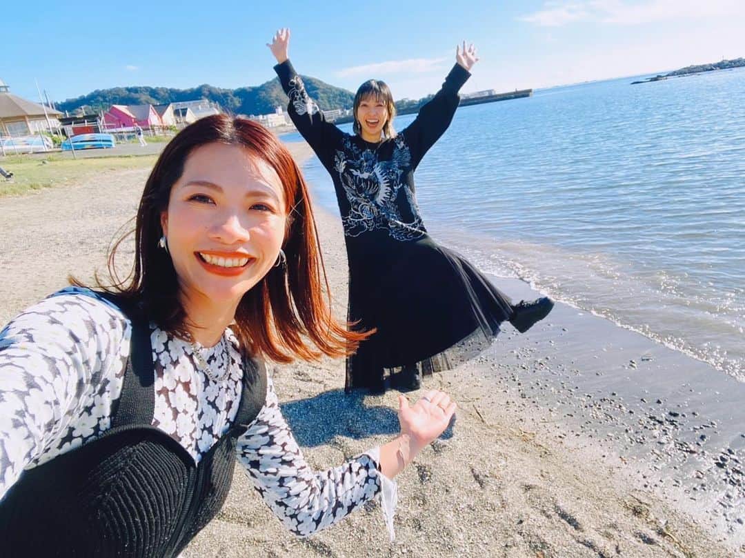 kainatsuのインスタグラム：「海！with 美女 ーーーー！！！！！🫶  「なつさんお暇な日ありますか？ランチしましょー❤︎」って定期的に連絡くれるのがとてもとても嬉しい。  穏やかな逗子の海に癒されました☺︎  いずみん！いつもありがと！！  #kmix東京支部 #金曜日のオンナ達」