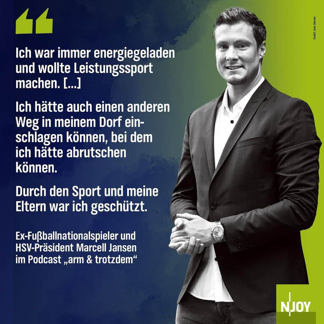 マルセル・ヤンセンのインスタグラム：「"Im Fußball ging es immer um Leistung. Fußball war eine Sprache: Wer es gut gemacht hat, der wurde gefördert und hat seine Chance bekommen. Es ist völlig egal, wo du herkommst", erklärt @marcelljansen im neuen N-JOY Podcast "arm & trotzdem".  Der Ex-Fußballnationalspieler kommt aus einfachen Verhältnissen und musste früh viel Verantwortung übernehmen, weil seine Eltern im Schichtdienst geschuftet haben. Um sich und seine Eltern aus dieser Lage rauszuholen, war ihm früh klar: Er möchte sein sportliches Talent dafür nutzen. Schon als 12-Jähriger hat er unter anderem seine Kontakte bei Borussia Mönchengladbach genutzt, um seinem Vater einen dringend nötigen Physiotherapie-Termin zu organisieren.   Was er seinem Aufwachsen in einfachen Verhältnissen abgewinnen konnte, wie sehr ihn die körperlichen Probleme seiner Eltern schon als Kind beschäftigt haben und warum er behauptet, dass er eigentlich schon immer reich war, erfahrt ihr in der Podcast-Folge von "arm & trotzdem". Hören könnt ihr sie in der ARD Audiothek und überall da, wo es Podcasts gibt.  . . . #Fußball #ArmUndTrotzdem #Podcast #NJOYde #Radio」