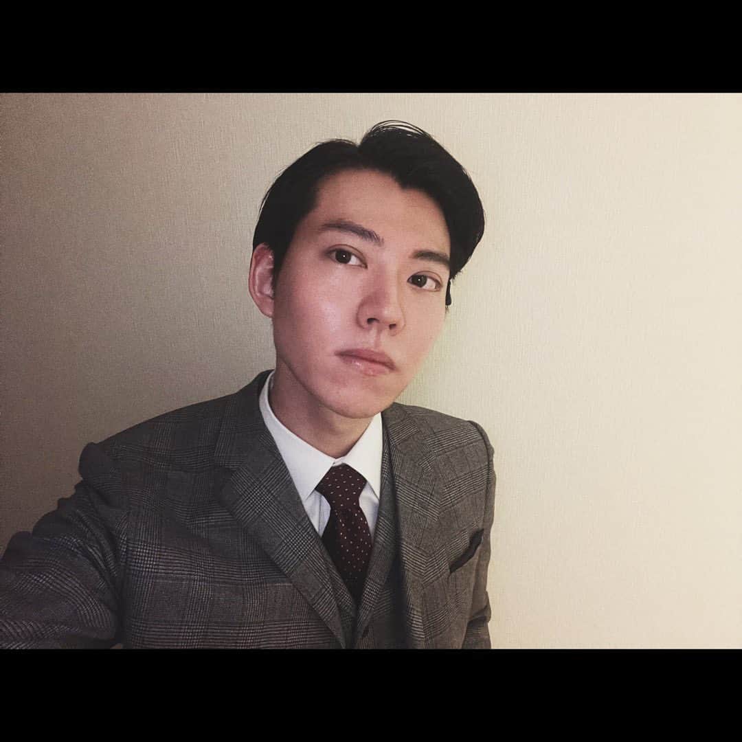 山崎大輝のインスタグラム：「先日ミュージカル『スリル・ミー』全ての公演が終了いたしました。 無事全日程終えられてホッとしてます…。 2回目のスリルミー、余す事なく密度の濃い日々楽しませてもらいました。 観てくださった皆様ありがとうございました…！」