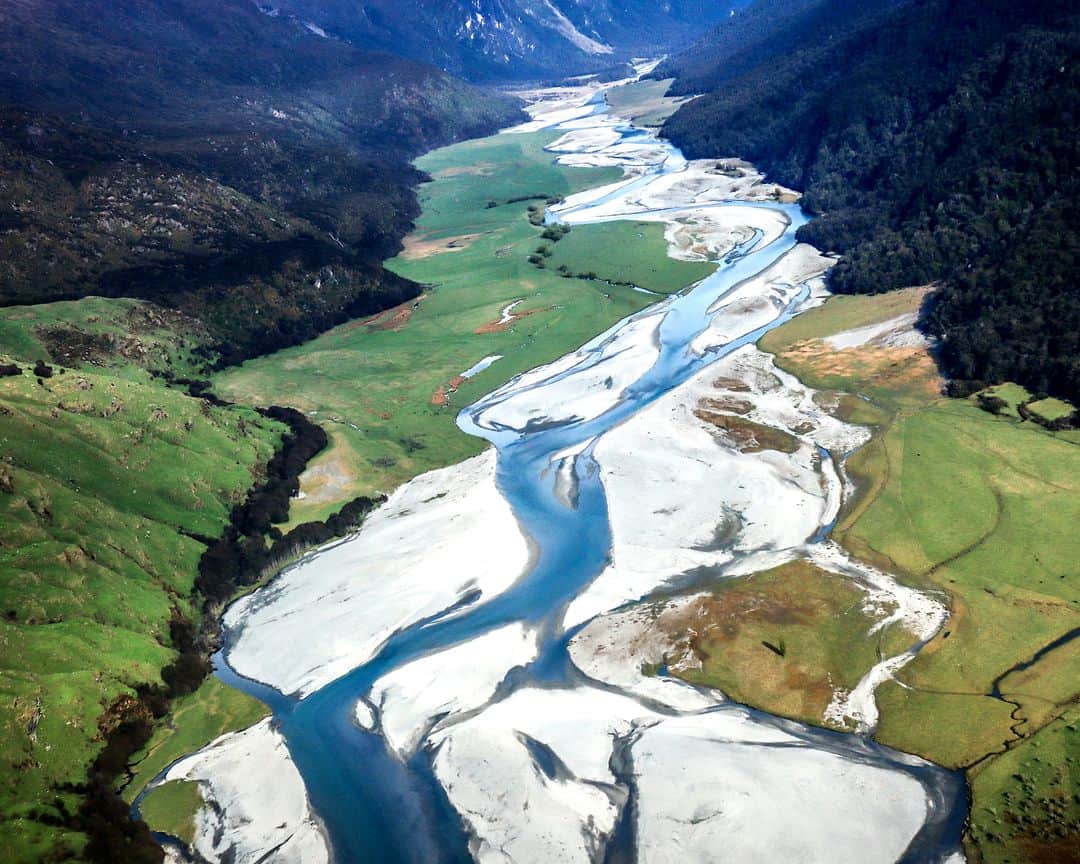 のインスタグラム：「AFP Photo 📷 @DavidBGray - New Zealand - ⁣⁣ ⁣⁣ (1) In this photo taken on October 20, 2023, the Wilkin River flows through paddocks located near Makarora on the South Island of New Zealand. ⁣⁣ (2) In this photo taken on October 19, 2023, a boy watches a boat on Lake Hawea, located near Queenstown on the South Island of New Zealand. ⁣⁣ (3) In this photo taken on October 20, 2023, hikers cross a stream in the Siberia Valley in the Mount Aspiring National Park located near Queenstown on the South Island of New Zealand.」