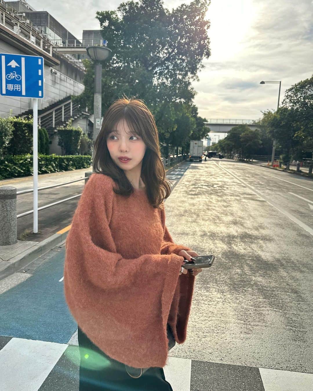 みなまつのインスタグラム：「今年もやっぱりかわいい〜！🍊 ⁡ まぜまぜカラーなニット。 顔まわりの巻き方を最近変えたよ✊ ⁡ #逆光で顔色大変」