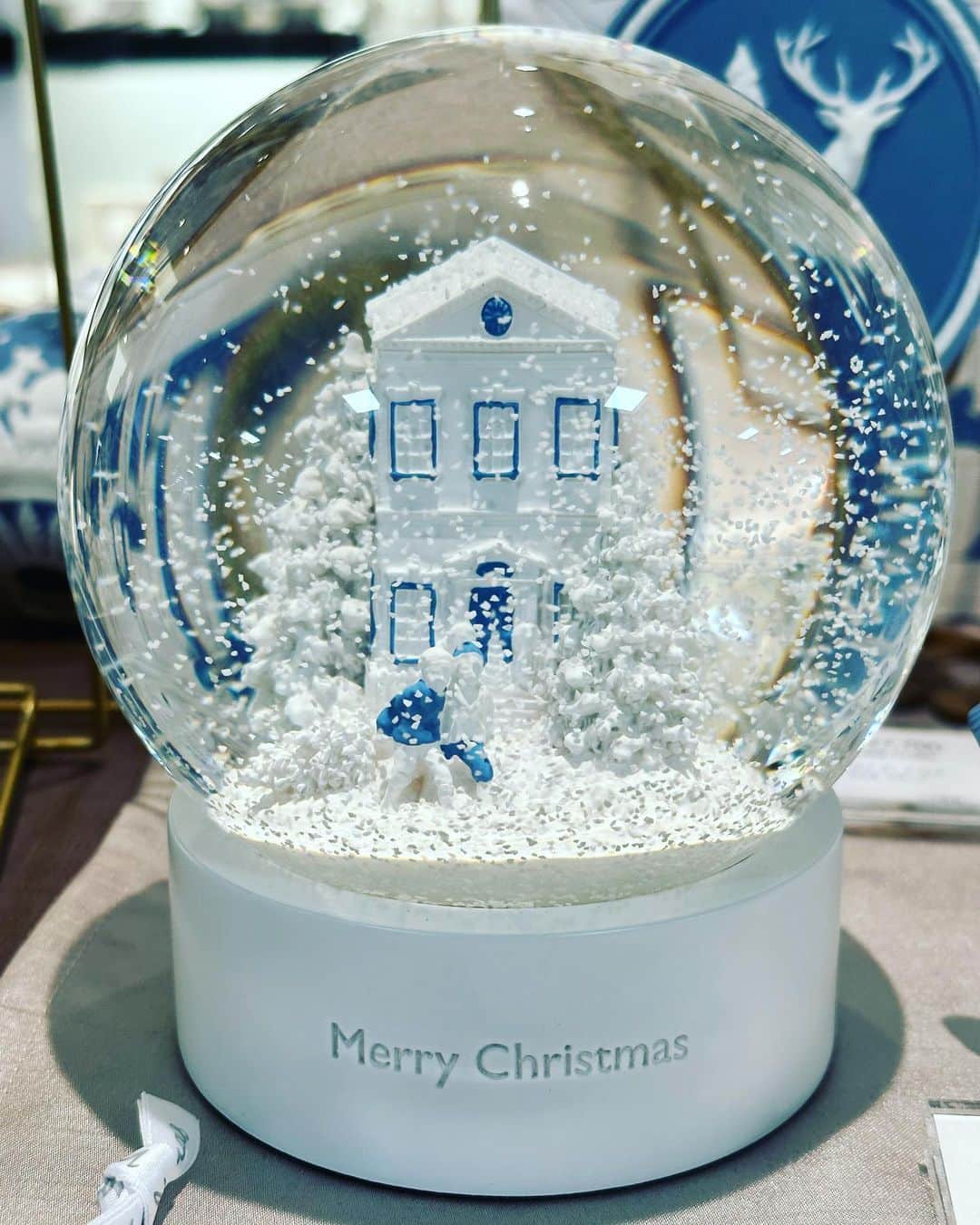 木山裕策さんのインスタグラム写真 - (木山裕策Instagram)「クリスマスにはちょいと早いですが、、、今年もウェッジウッドのスノードームを購入しました🎄。  昨年は雪だるま⛄️でしたが、今年は二人の少年がもみの木を引きずりながら歩いている風景。ホワイトとブルーの世界観が大好きで、見惚れてしまいます🤩。心が安らぐ瞬間ですね😌。」10月24日 19時26分 - kiyamayusaku