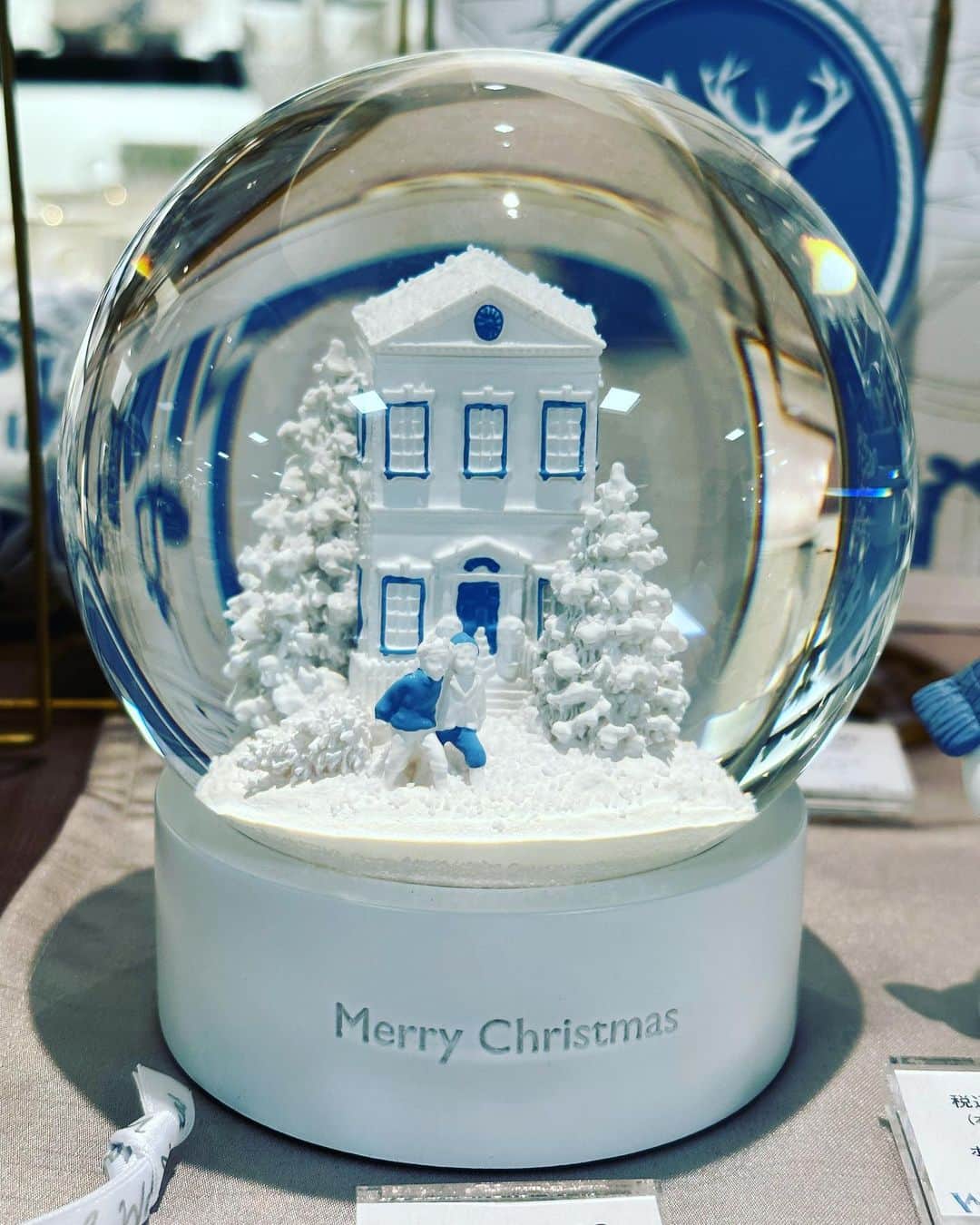 木山裕策さんのインスタグラム写真 - (木山裕策Instagram)「クリスマスにはちょいと早いですが、、、今年もウェッジウッドのスノードームを購入しました🎄。  昨年は雪だるま⛄️でしたが、今年は二人の少年がもみの木を引きずりながら歩いている風景。ホワイトとブルーの世界観が大好きで、見惚れてしまいます🤩。心が安らぐ瞬間ですね😌。」10月24日 19時26分 - kiyamayusaku