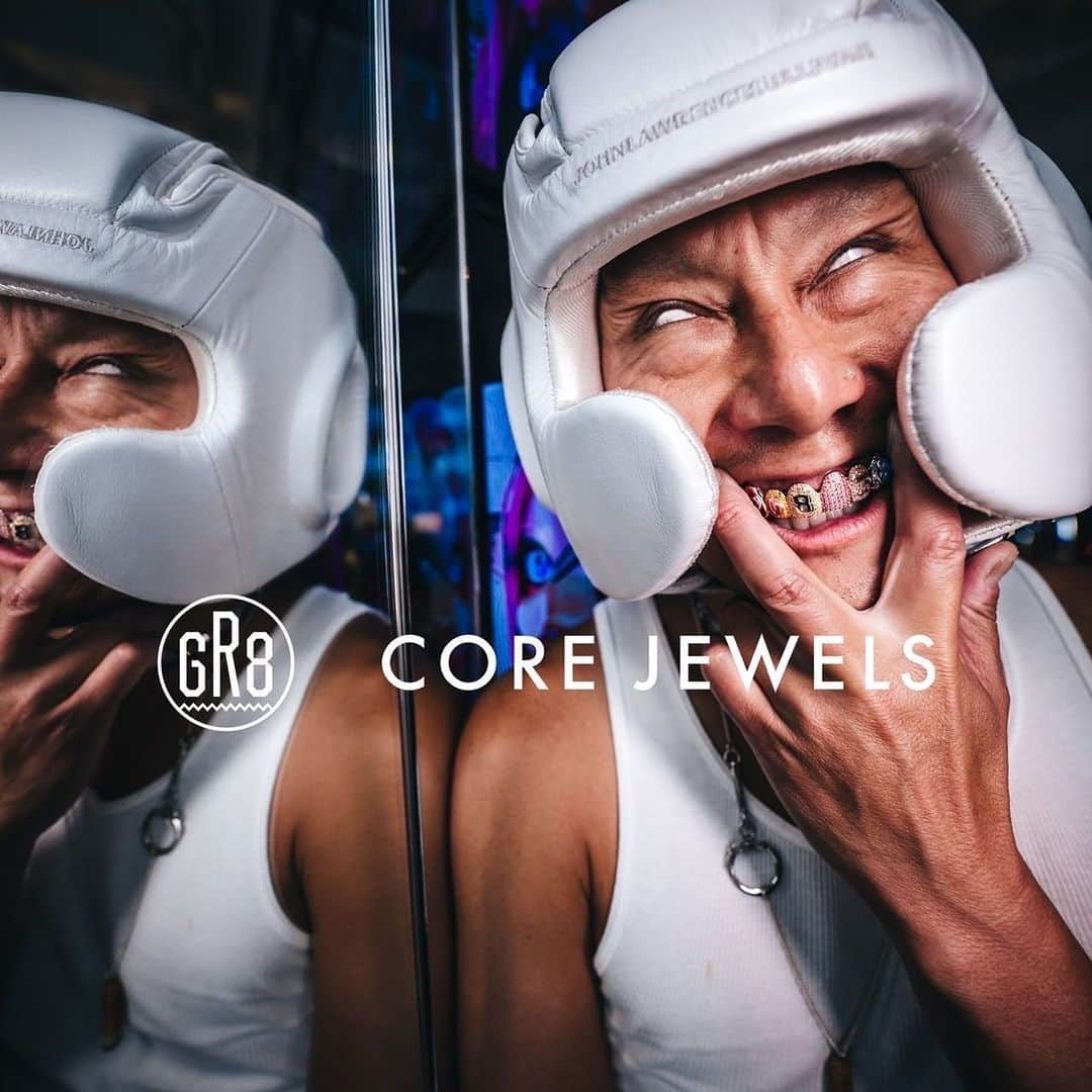 コアジュエルスさんのインスタグラム写真 - (コアジュエルスInstagram)「GR8 と今年 20 周年を迎えるジュエリーメーカーCOREJEWELS と 「グリルズ」のカスタムメイドサービスを 10 月 31 日(土)から開始! 展開するグリルズは、⻭の本数や、ゴールドなどのマテリアル、ホワイトダイヤモンドやカラーダイヤモンド、カラーサファイ ヤ、ターコイズ、ガーネットなどの天然石、数字やイニシャル、様々なアイコンなどを好みで選ぶことができ、世界で一つだけのカスタムメイドをハイジュエリーの技術を用いた繊細な工程によって完成されます。   発 売 日:10 月 31 日(土)11:00 販売方法:GR8 店舗にてスタッフにお尋ねください 商品情報 マテリアル種類:10K GOLD / 18K GOLD ストーン種類:ダイヤモンド・サファイヤなど、その他多数 価格:2キャップ(本数)から 50,000 円から *本数、マテリアル、ストーンの種類で価格が異なります。 詳しくは、店頭にてスタッフにお問い合わせください。  GR8(グレイト) HARAJUKU ; 住所, 〒150-0001 東京都渋谷区神宮前1-11-6 ラフォーレ原宿2.5F  photo by @rkrkrk   GRILLZ | CORE JEWELS®︎ #gr8 #gr8grillz #diamond #corejewelsgr8 #corejewelsgrillz #corejewels #corejewelslab #corejewelsharajuku  #diamond #custom #jewelry」10月24日 19時26分 - corejewels_lab