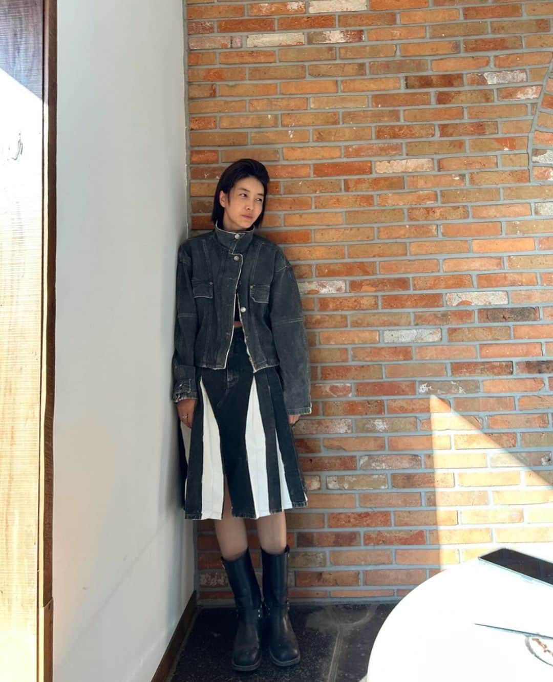 チン・ソヨンのインスタグラム：「이러다 다 죽어🌞」