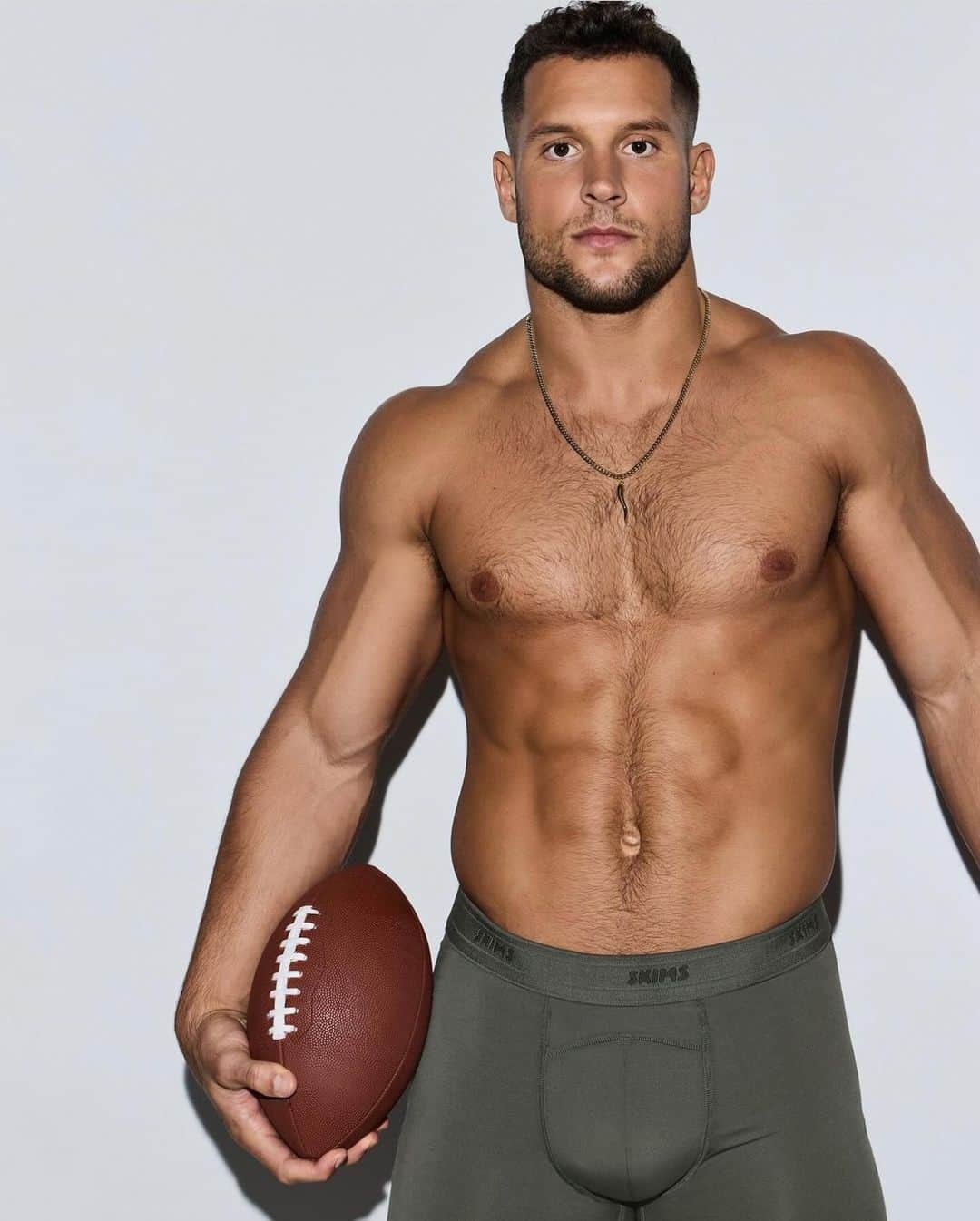 Blonde Saladさんのインスタグラム写真 - (Blonde SaladInstagram)「We officially have a new crush and it’s named Nick Bosa. The San Francisco 49ers defensive end is the new star of the SKIMS men's campaign, alongside Neyman Jr and Shai Gilgeous-Alexander. All three of the athletes show off their six-pack abs and tattoos and their toned physiques enhanced by SKIMS' bottoms and tops.   The company selected the athletes based on their backgrounds and for their ability to connect with people beyond the realm of sports. And we can confirm, we feel so connected to Nick right now. 🔥💖  #Skims #NickBosa #underwear #KimKardashian #TheBlondeSalad」10月24日 19時27分 - theblondesalad