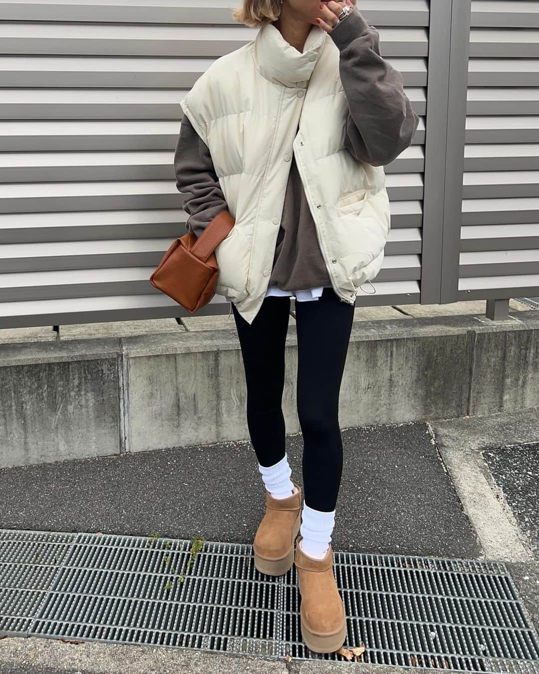 annaのインスタグラム：「.  ベスト大好き🫶🫶 シルエット可愛いし完璧なやつ😍✌️ 今日再販するよー🔥 @__segur.__   着圧レギパンは相変わらず 脚の細魅えに感謝です🙏🩷  vest ⋆ @__segur.__  tops ⋆ #NIKE古着 bag ⋆ @flugge_official  shoes ⋆ @uggjapan   #冬コーデ#秋コーデ#カジュアルコーデ#大人カジュアルコーデ#オトナカジュアルコーデ#ゆるコーデ#158cmコーデ#骨格ナチュラルコーデ#きょこ#30代ファッション#30代コーデ#パンツコーデ#ダウンベスト#ベストコーデ#ugg#アグ」