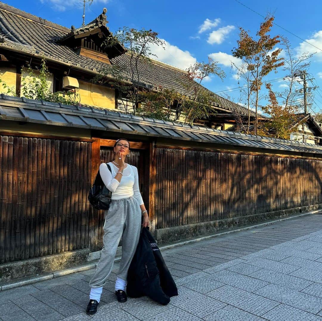 YOONのインスタグラム：「People spend 46.9% of their day 𝒅𝒂𝒚𝒅𝒓𝒆𝒂𝒎𝒊𝒏𝒈. And it feels soooooo satisfying 😌🤍 久しぶりに#kyototrip 🫶🏽」