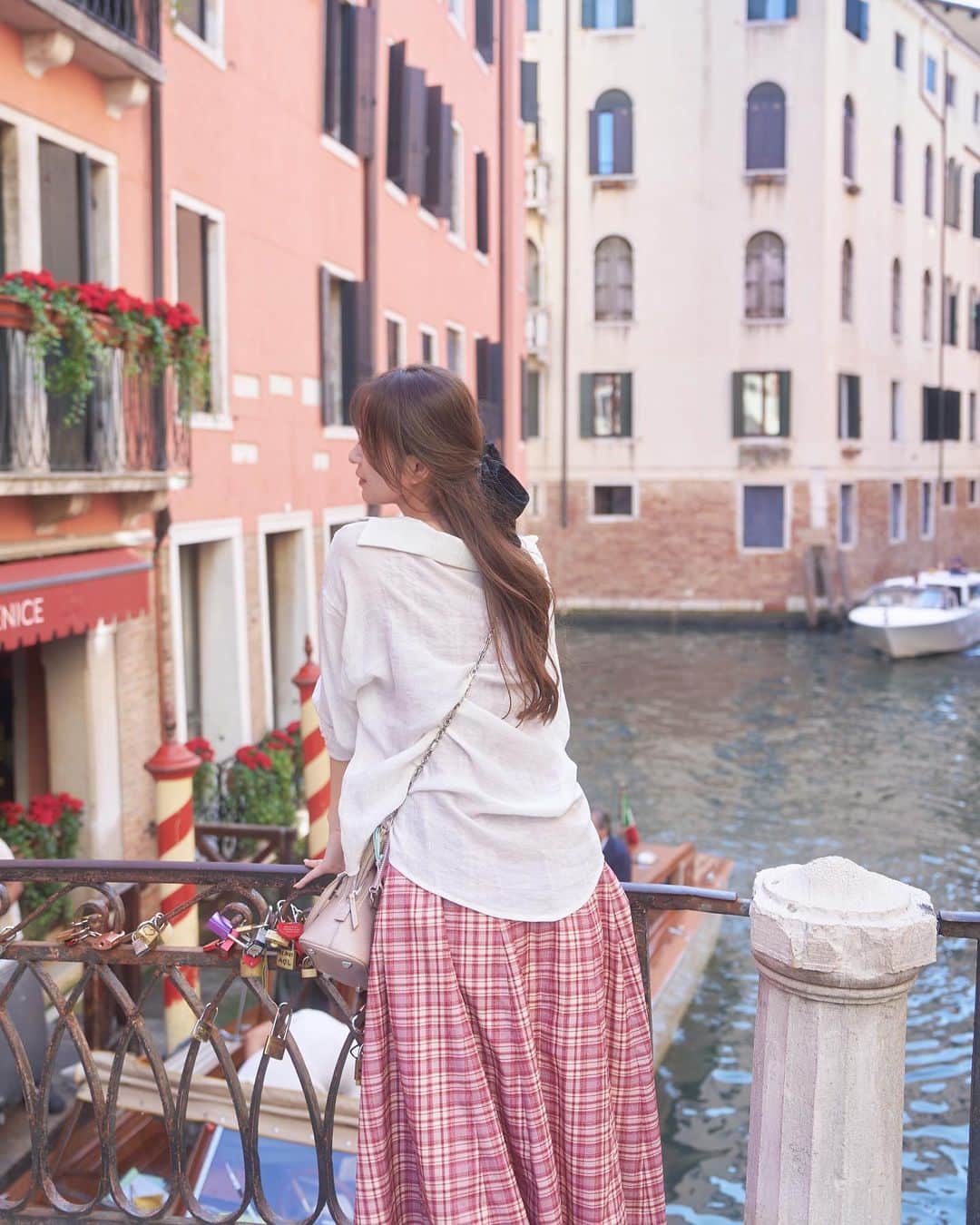 早川実季さんのインスタグラム写真 - (早川実季Instagram)「イタリア旅行2都市目はベネチア♡ すっっっごく綺麗でした🪄🇮🇹  ゴンドラにも乗れて幸せでした🚢 どこも本当に綺麗で、街を歩くのが楽しかったです🤍  イタリアでジェラートいくつか食べたけど、ベネチアが一番だった🍨 (たどたどしい中学英語で注文したらお姉さんが優しくてすごく褒めてくれて恥ずかしかった🥹w)  旅行中毎日30度超えてて暑かったら夏服着て行ったんだけど、このワンピースベネチアに映えて大正解🍒 現地のマダムにも素敵ねって話しかけてもらえて嬉しかったです💕☺️  #イタリア旅行 #イタリア #ベネチア #ITALY #italia #venice #herlipto」10月24日 19時29分 - hayakawa_miki