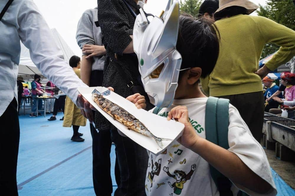 The Japan Timesさんのインスタグラム写真 - (The Japan TimesInstagram)「Japan’s annual haul of saury — sanma in Japanese — has plunged in recent years, pushing up prices and leading to concerns that the days of enjoying this fatty, tasty and cheap fish — a fall delicacy and source of myriad cultural and culinary references — may be coming to an end.  Before the pandemic, for example, the saury festival in Meguro typically offered around 5,000 free fish to over 30,000 visitors on a first-come, first-served basis. This year, only 2,000 could be sourced from the port of Kesennuma, a city in Miyagi Prefecture long known for its plentiful saury stocks.  A confluence of factors are behind the prized fish’s depleted catch, including overfishing in international waters and changing ocean conditions. However, experts remain somewhat unsure as to why the savory fish has suddenly become so rare in Japanese seas.  Click on link our bio to read more.  📸: Johan Brooks  #saury #fishing #climatechange #ocean #japan #festivals #environment #秋刀魚 #目黒さんま祭り #環境」10月24日 19時29分 - thejapantimes