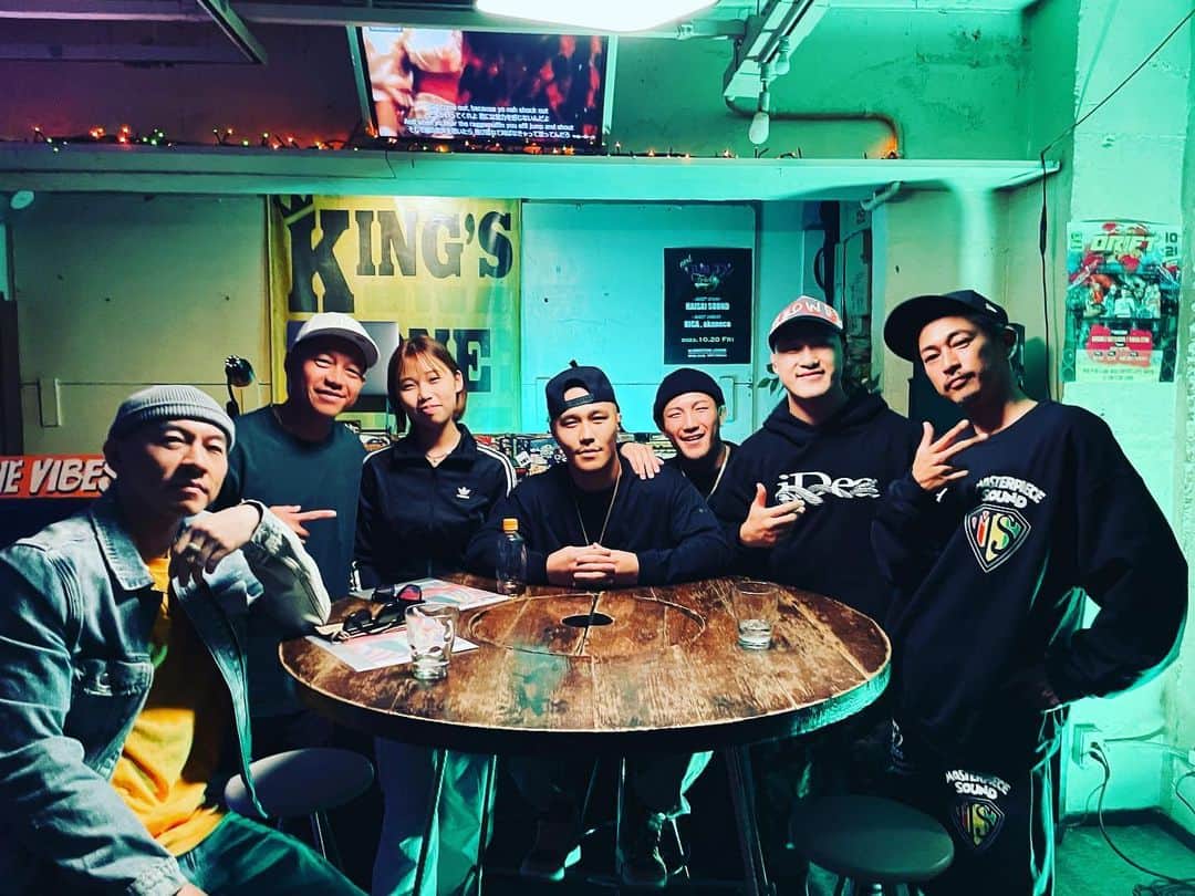 窪塚洋介のインスタグラム：「年末配信予定の、 KID追悼番組//U-NEXT 収録に集まった、 Mighty Crown,Erson & KRAZY BEE crew  @ Kingstone Lounge in Osaka  KUROFIN年末を震えて待ってるよ!!!」