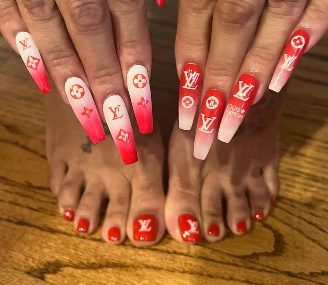 Britney TOKYOさんのインスタグラム写真 - (Britney TOKYOInstagram)「BD nails💅🏻❤️ @keyshiacole   #airbrush #nailart  Use: @tokyospicenail #britneytokyo red @naillabousa all in one extend gel, matte top, non wipe top, white, @apresnailofficial  #gelx aer gel」10月25日 6時21分 - britneytokyo