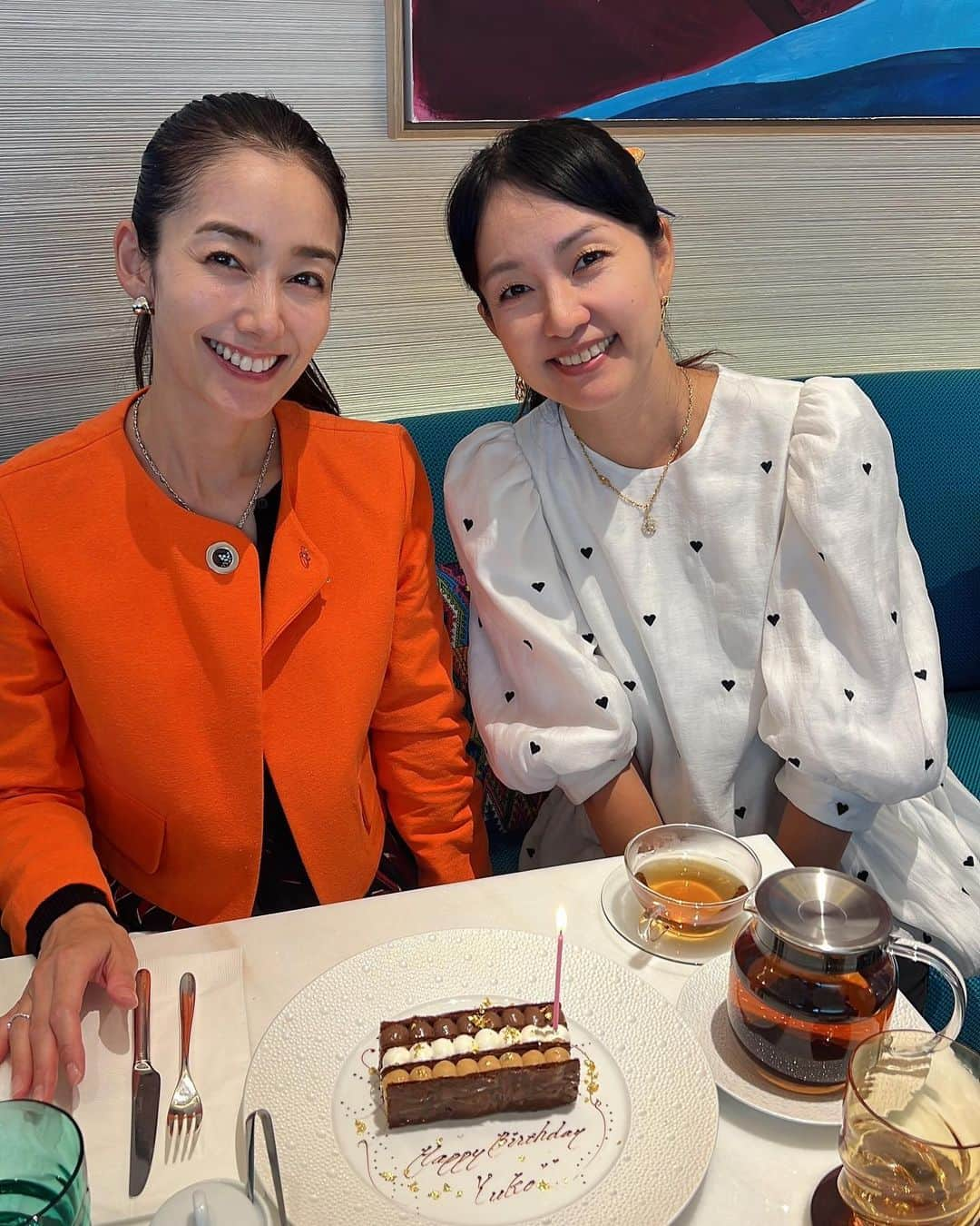 甘糟記子さんのインスタグラム写真 - (甘糟記子Instagram)「少し早い優子の誕生日お祝い！ ヴィトンカフェにて\(//∇//)\ @yuko_hashimoto8  @lecafev   先日ママ友にお祝いしてもらい、その時色々学んだ私（笑）  一つずつ頼むとなかなかのお値段で、このコースが1番コスパ良し！！  デザートも多少の値段調整で好きなケーキが選べるし、コーヒーも付いてる(≧∀≦)  ここ、ご飯も美味しいけどサラダも凄く美味！ 色んな具材ものってるし、見た目も可愛いし、ハンバーグの横のローストした野菜も一つずつすごく丁寧な味がするの！！  そしてデザート系は文句なしにめっちゃ美味しい(๑>◡<๑)  私はイチヂクのタルト？パイ？これが前回からハマってます(〃ω〃)  最後にロウソクをふ〜とする優子が、飛んでいく金箔に焦ってるのが可愛いわい（笑）  かれこれ30年近い付き合いになってきましたが、昔から変わらず可愛くて優しくて大好きな私の親友\(//∇//)\ 昔から仕事も大切だけど、遊びの枠もきっちりとって遊んでくれて、周りに流されず自分のスタンスをしっかり持ってる優子(๑˃̵ᴗ˂̵) 私の大雑把な性格も気にせず笑っていつも付き合ってくれていて感謝感謝です\(//∇//)\  まさか子供もほぼ同じ年頃で産めると思ってなかったし、家もこんなに近所に住めると思ってなかったから、これはもう運命でしょ(≧∀≦)  このままよぼよぼ年寄りまで仲良くしてね╰(*´︶`*)╯♡  まだまだお祝いも続くよ〜╰(*´︶`*)╯♡  おめでとう！  #大好きな人#親友#心友#いつまでも可愛い#ママ友#ママモデル#美魔女#これからもよろしくね」10月25日 6時22分 - norihey924