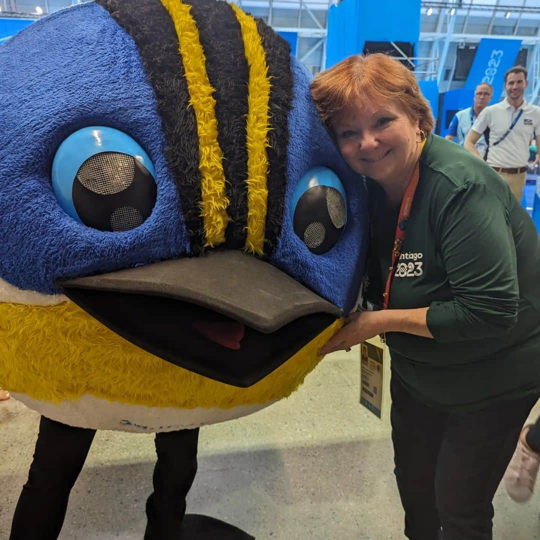 PJクォンのインスタグラム：「Making friends! You know I love a cute mascot! This is #FIU the @santiago2023oficial mascot! #adorable! @vanwagnerllc」