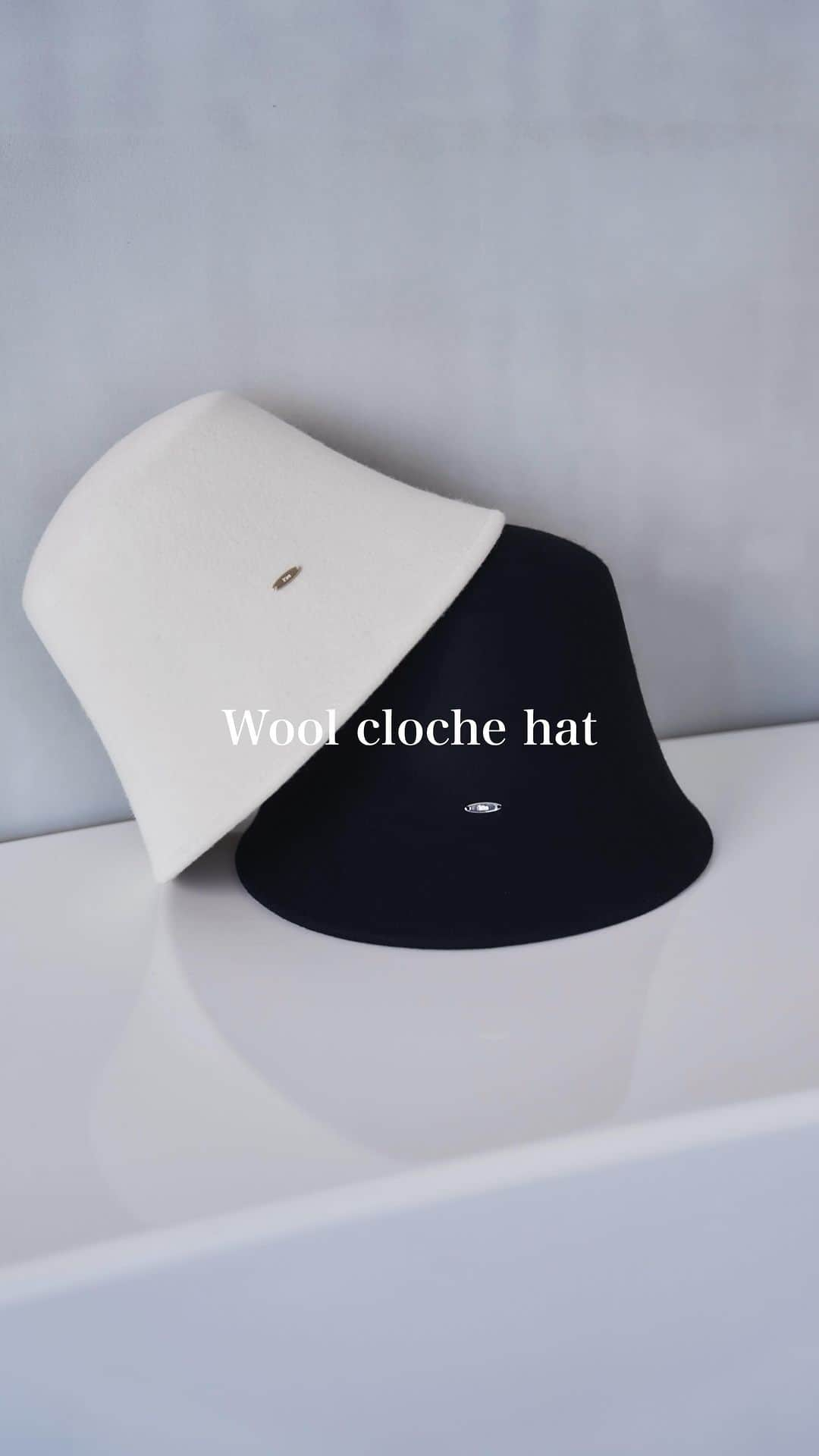 茜里のインスタグラム：「10/26(木)19時〜発売開始🤍 Wool cloche hat  ほんのり起毛感のあるウール素材が秋冬モードを高めるクローシュハット。 つばが広すぎない縦長のシルエットで目元にかかる深めのブリムはエレガントな雰囲気を醸し出します。 ロゴをアクセントにしたデザインはいつものスタイリングをランクアップしてくれます😉🤍  もうめっちゃ形が綺麗なハット😚自信作すぎる。 是非GETしてください！🔥」