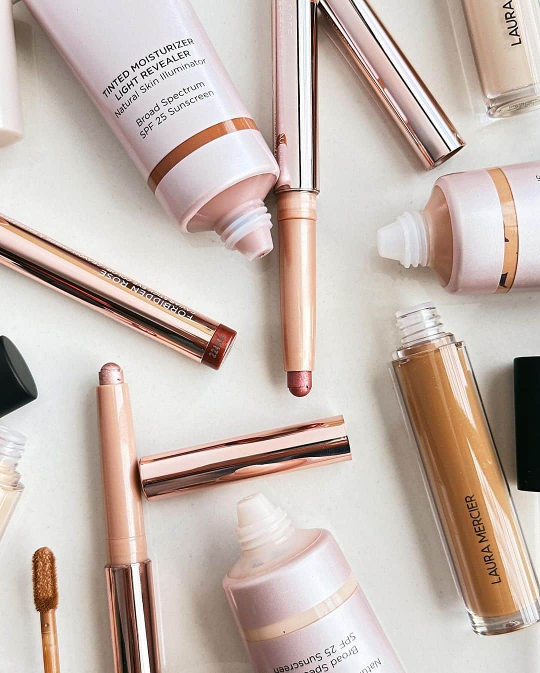 Shopbopのインスタグラム：「FACE IT: The perfect no-makeup makeup look starts with @lauramercier's cult-favorite formulas (think: shimmering shadows, lightweight skin tints & more glow-boosting picks)—shop via link in bio 🛍️」