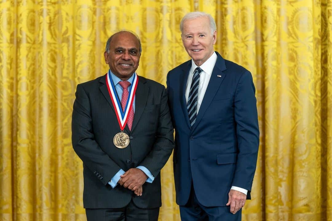The White Houseさんのインスタグラム写真 - (The White HouseInstagram)「Today, President Biden awarded the National Medal of Science and the National Medal of Technology and Innovation to 21 Americans – for their outstanding contributions to knowledge in the sciences and to the improvement of our nation’s economic, environmental, and social well-being.」10月25日 5時07分 - whitehouse