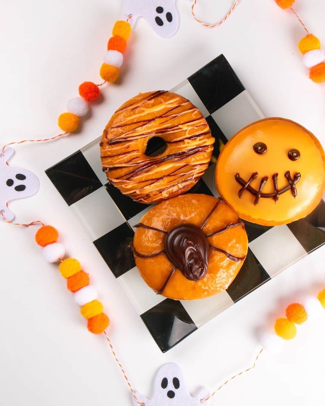 Zippy's Restaurantsのインスタグラム：「Spooky good treats are coming to Zippy's 👻 Available only on Monday, October 30th, and Tuesday, October 31st at Oahu locations only, while supplies last. Get these ghoulish treats before they're gone! #NextStopZippys」