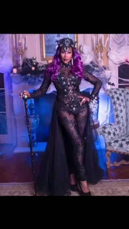 ヴィヴィカ・A・フォックスのインスタグラム：「Hey there dawlings! We're a week away from Halloween! So my @vivicafoxhair is having a "Vivica Fox Hair Collection Halloween Giveaway Event! All ya gotta do show us ya costume look rocking some "VIVICA FOX HAIR" Also check out the do's & don't's to win some FABULOUS $$$ prizes! For more info just go to VivicaFoxHair.com & follow us @vivicafoxhair GOODLUCK! I do not own this music. #LifeIsGood #GodIsGood #Blessed #Respect #GurlPower #VivicaFoxHair #TeamVivica #TeamFox #MyGrindDontStop #LegitimateCareer #BossMoves #LoveWins #SpokesWoman #Halloween #ClassicBadChick 🔥🖤💖👸🏽🤑🔥」