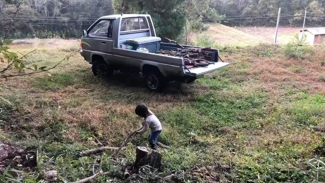 三宅洋平のインスタグラム：「トラックの荷台に薪や枝を積むのがとても上手で、枝を捌いたり薪を割ったりしながら、ふと振り返ると驚くほどの量を積んでくれてたりする。3歳7ヶ月の身のこなし。森は学校。」