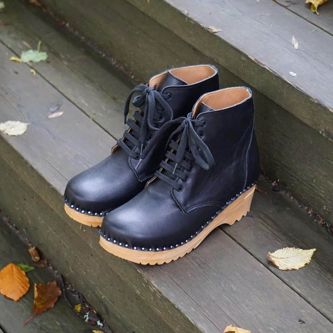 トロエントープさんのインスタグラム写真 - (トロエントープInstagram)「Meet the stylish Sigrid, our newest boot style. Classic lace-up construction made of soft, lined leather from Portugal. . . . #troentorps #troentorp #träskor #cloglove #clogboots #woodenboots #swedishclogs #woodenclogs #clogsoftheday #woodenheel #blackboots #lacedshoes #womenboots #handmadeboots #craftsmanshipmatters #swedishbrand」10月25日 5時24分 - troentorpclogs