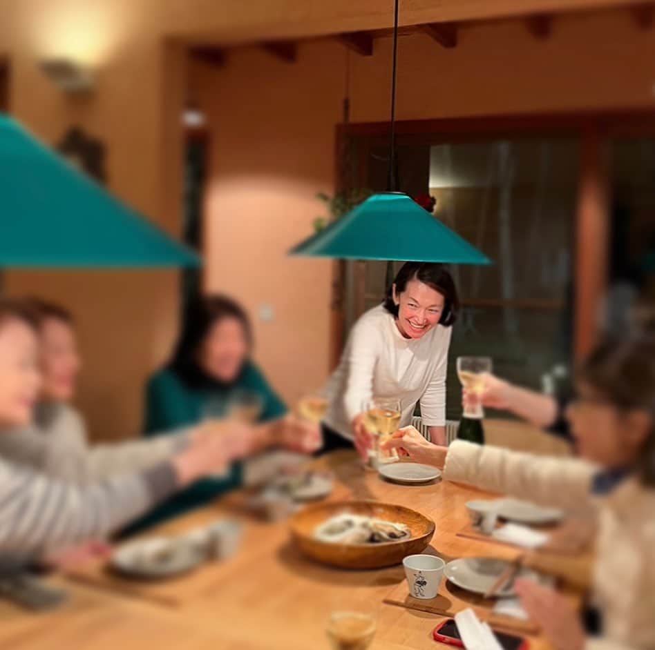 岡田美里さんのインスタグラム写真 - (岡田美里Instagram)「仲良し7人グループが集まって一晩を過ごす…そんな瞬間に立ちあえる、食を通して関われる、ネイチャーガイドできる、最高の夕日を拝める、一緒にジャンプできる！ こんな日のためにリフォームして、消防検査通して準備したんだ。あぁーっ、ほんとに良かった、楽しかった、一緒に飲んだ、笑った、女将さん向いていると心底思えた2日間。 バーベキュー、パンケーキ、コロッケサンド、ネイチャーガイド、送迎運転手、いたしました。 幸せでした！  p.s.再投稿しました、コメントくださった皆様ごめんなさい  #女子旅  #女子旅行」10月25日 5時30分 - millieokada