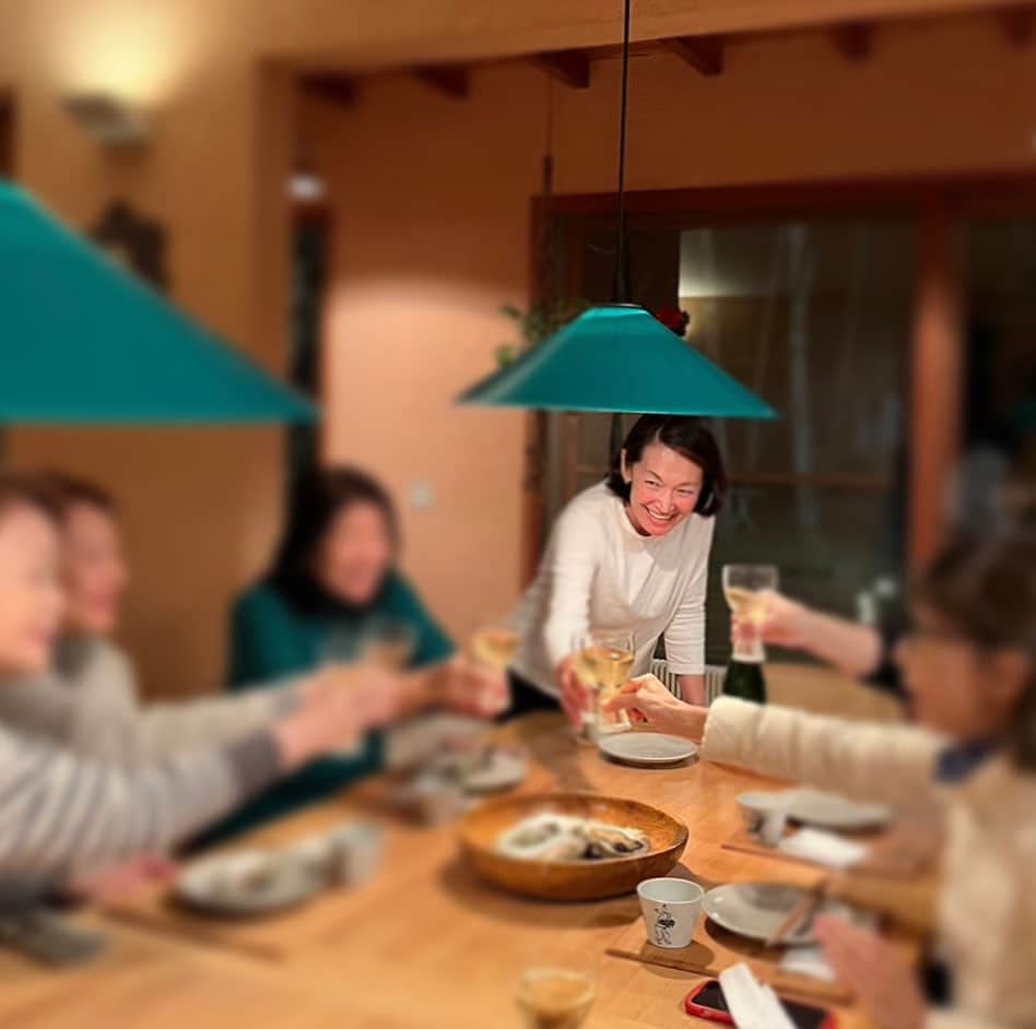 岡田美里のインスタグラム：「仲良し7人グループが集まって一晩を過ごす…そんな瞬間に立ちあえる、食を通して関われる、ネイチャーガイドできる、最高の夕日を拝める、一緒にジャンプできる！ こんな日のためにリフォームして、消防検査通して準備したんだ。あぁーっ、ほんとに良かった、楽しかった、一緒に飲んだ、笑った、女将さん向いていると心底思えた2日間。 バーベキュー、パンケーキ、コロッケサンド、ネイチャーガイド、送迎運転手、いたしました。 幸せでした！  p.s.再投稿しました、コメントくださった皆様ごめんなさい  #女子旅  #女子旅行」