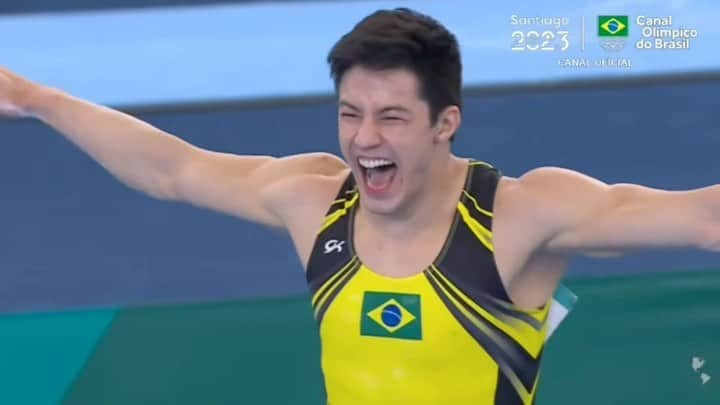 アルトゥール・オヤカワ・マリアノのインスタグラム：「PRATA PRA NORY! 🥈  O brasileiro garante a segunda colocação no pódio do solo, com 13.933, nas finais por aparelhos da Ginástica Artística!  Agora tem Rebeca Andrade, Flavia Saraiva e Diogo Soares em ação!  Vem com a gente na torcida! 💚💛  ▶️: YouTube.com/TimeBrasil 📺: canalolimpicodobrasil.com.br  #TimeBrasil #TimeBrasilEmSantiago #Santiago2023 #GinásticaArtística」