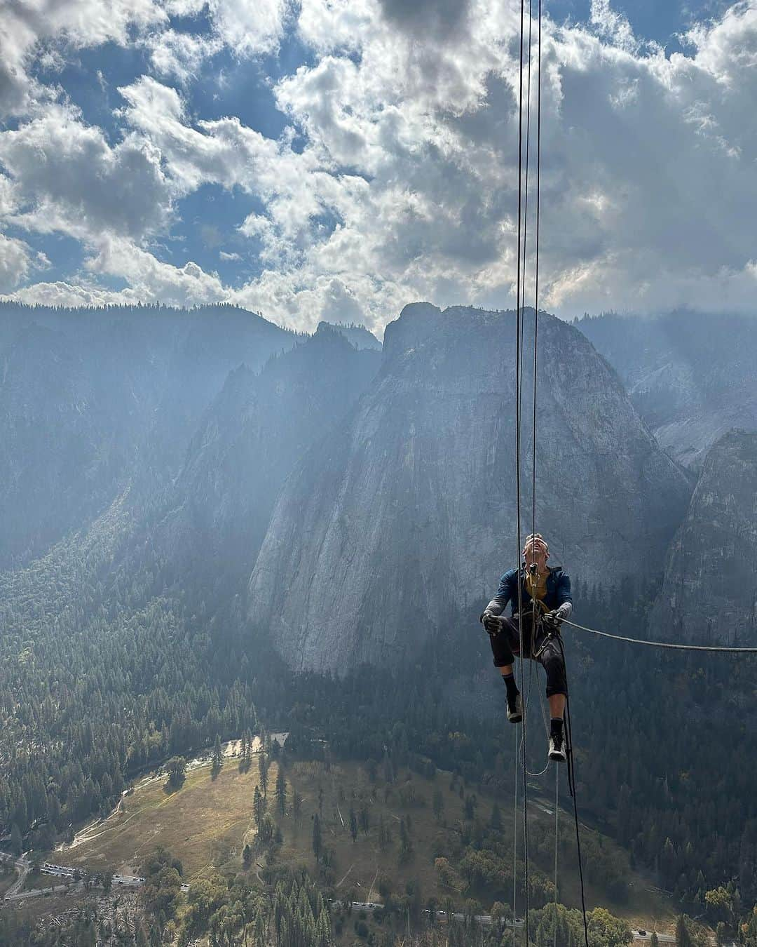 トミー・コールドウェルのインスタグラム：「@alexhonnold and I spent the last three days in our favorite place, climbing a impressively stout route established @mason_earle and @bradgobright years ago. 31 pitches of hard slab, 5.10 bushwhacking, pumpy 5.13 and even a 9 foot down dyno. Alex is so impressive and fun climb with up there. He pretty much hiked everything while I struggled to keep up.  I was a bit sad to feel like I have slipped from my peak form up there. And it took my loving wife @beccajcaldwell to remind me that I am still coming back from a big injury. In the end I didn’t quite send. Of course Alex did. This would have bothered me more in the past. Maybe I’m getting wiser, or maybe loosing my edge a little. Either way it’s easy to see this as just a good time with a great friend climbing our favorite wall.」