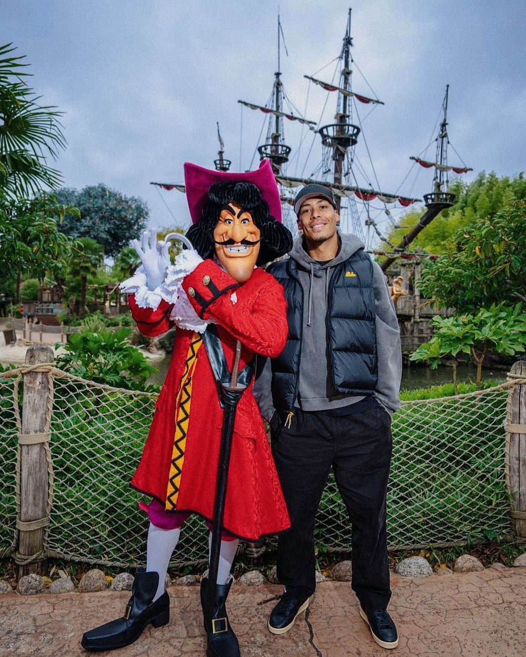 ビルヒル・ファン・ダイクのインスタグラム：「Just 2 Captains! 🤪 Never grow up! 💫 Thanks for having us @disneylandparis #DisneylandParis #DisneyHalloween」