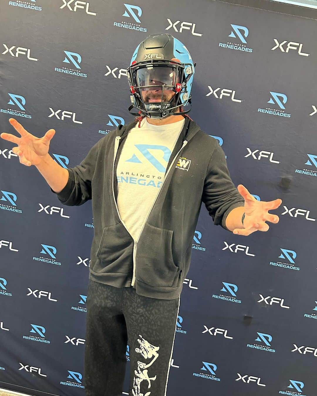 ランス・アーチャーさんのインスタグラム写真 - (ランス・アーチャーInstagram)「Super cool day at the @xflrenegades offices!  Thank you @camkov23 @go4thegoldy @xfl @therock For all the amazing hospitality!  @aew #lancearcher #murderhawkmonster #xfl #xflrenegades」10月25日 5時52分 - lance_hoyt