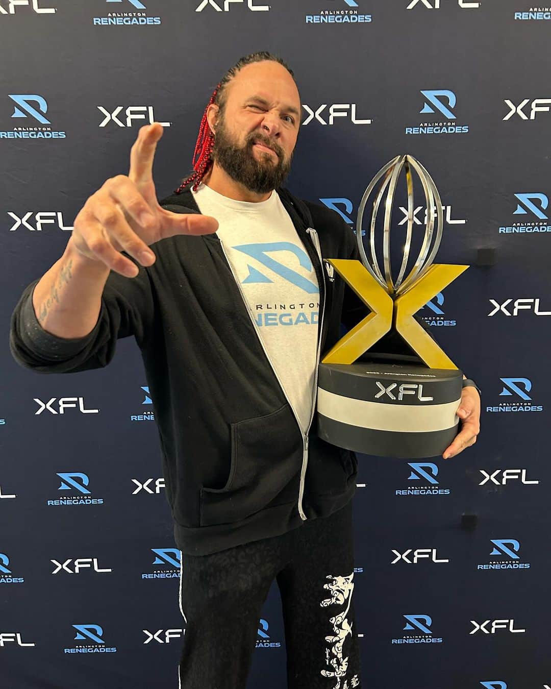 ランス・アーチャーのインスタグラム：「Super cool day at the @xflrenegades offices!  Thank you @camkov23 @go4thegoldy @xfl @therock For all the amazing hospitality!  @aew #lancearcher #murderhawkmonster #xfl #xflrenegades」