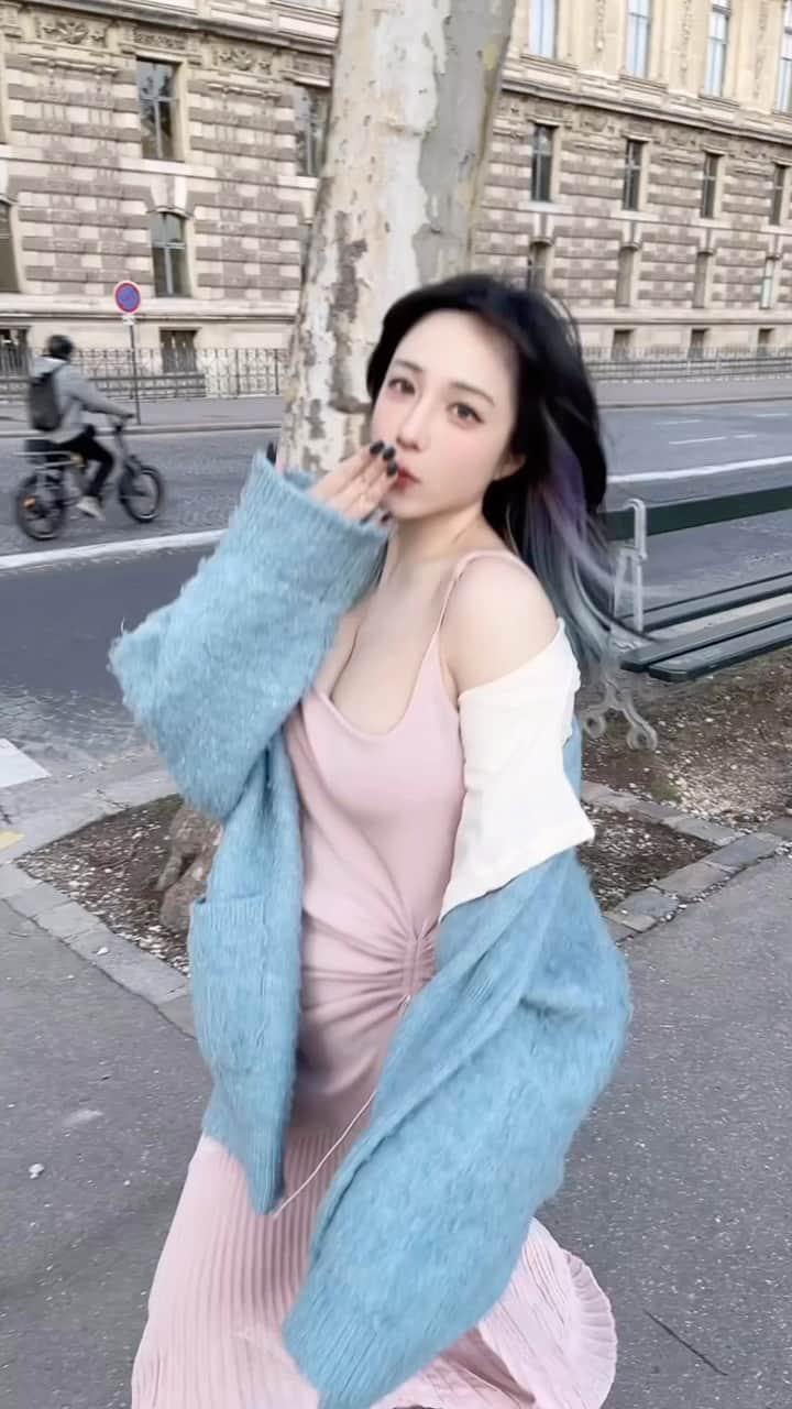 千尋のインスタグラム：「巴黎走路要比較時尚  染了新髮色🥰🥰 設計師 @bamboo_samkuo   #paris #asia」