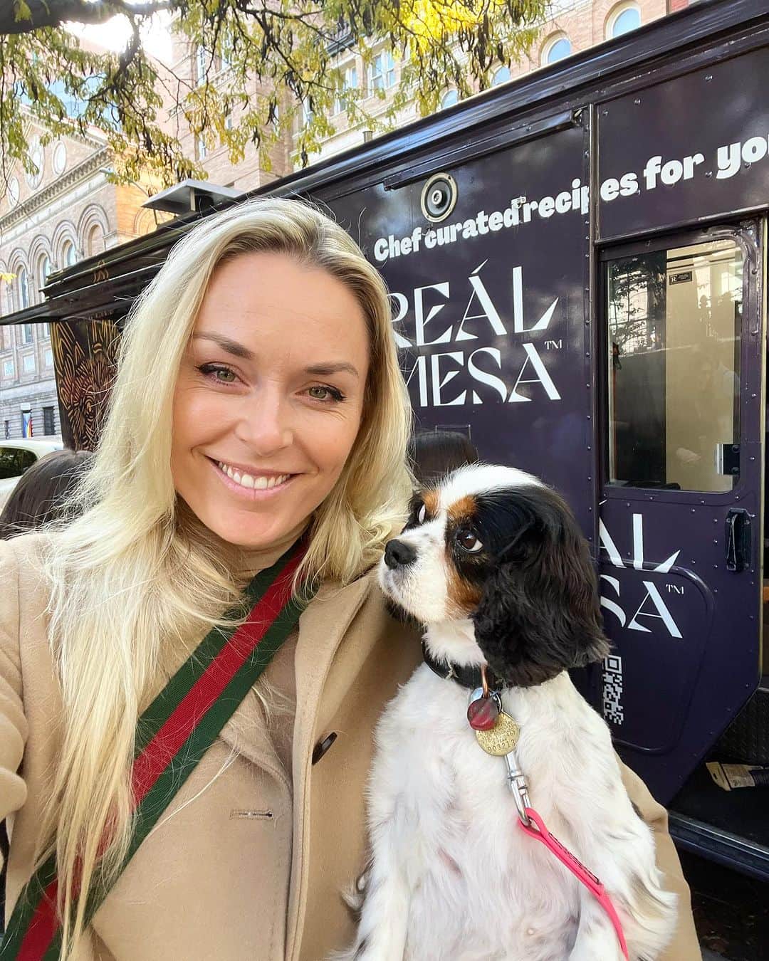 リンゼイ・ボンのインスタグラム：「Lucy is the real star ⭐️ …I’m just a side kick 🤷🏼‍♀️ Look for my girl in the new @realmesapetfood campaign. She only eats the best! Congrats @chefjoseandres 🫶🏻🙏🏻 doing incredible things for humans in this world with @wckitchen and now dogs as well! 👏🏻」